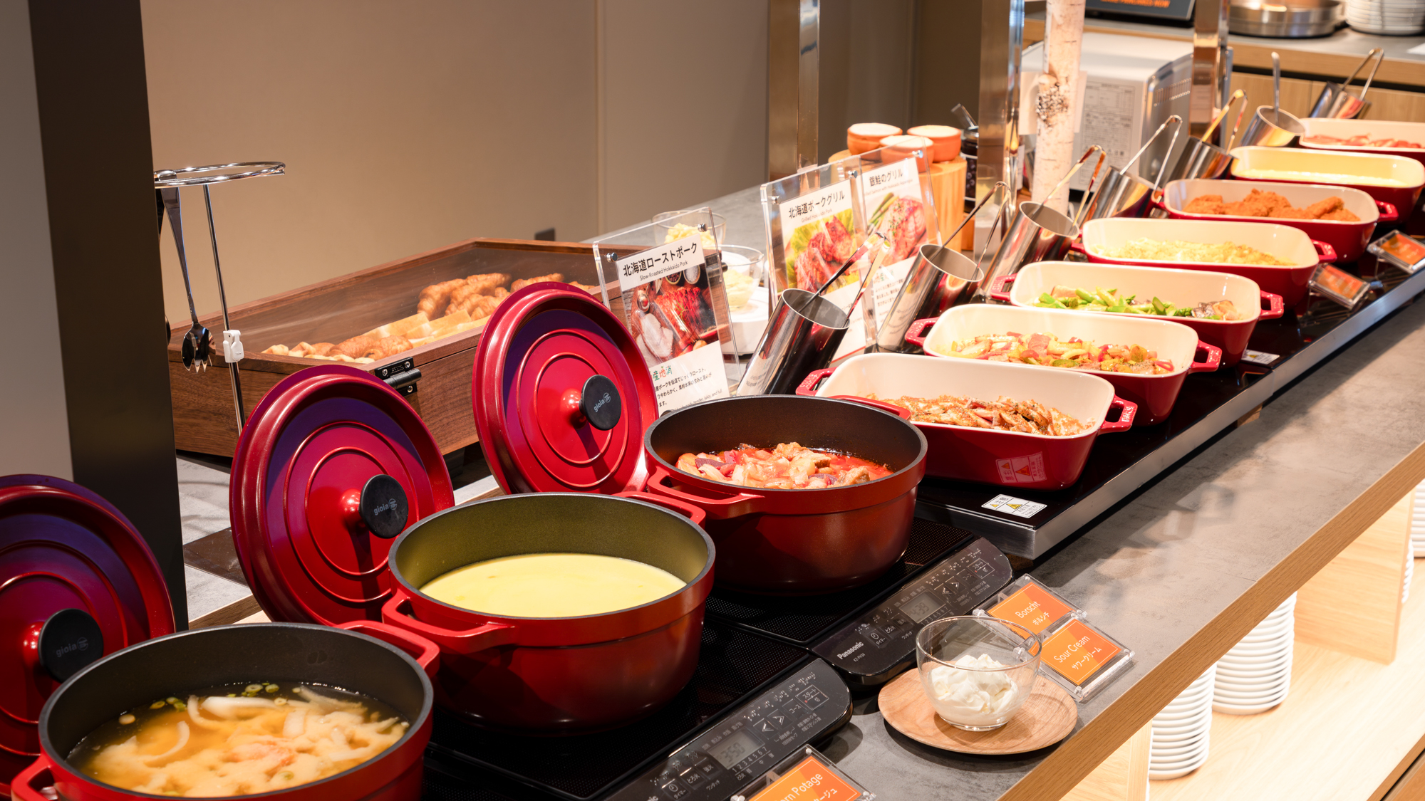 ソーセージやスクランブルエッグなど日替わりの温かいおかずメニュー