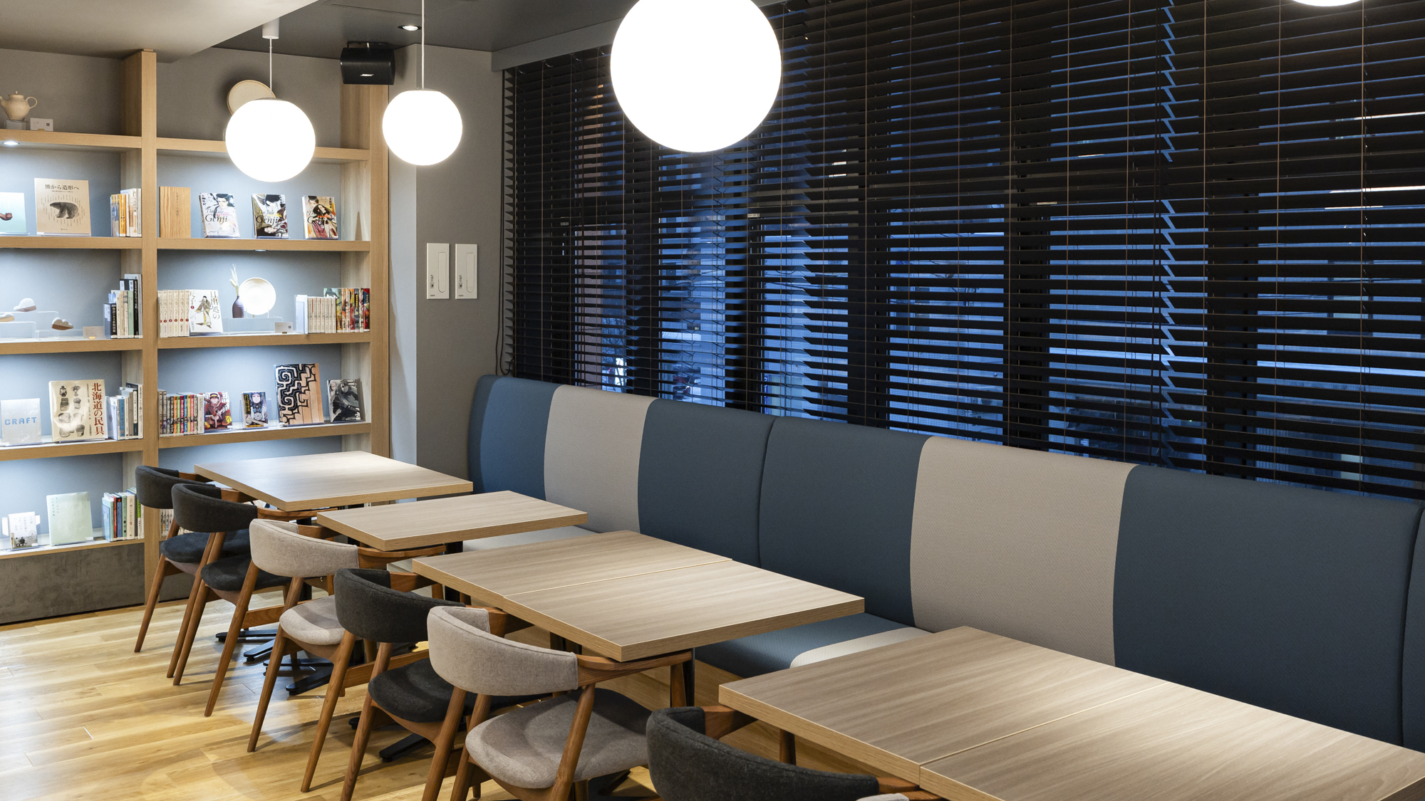 【ライブラリーカフェ】自由にくつろぎの時間をお過ごしいただけます。