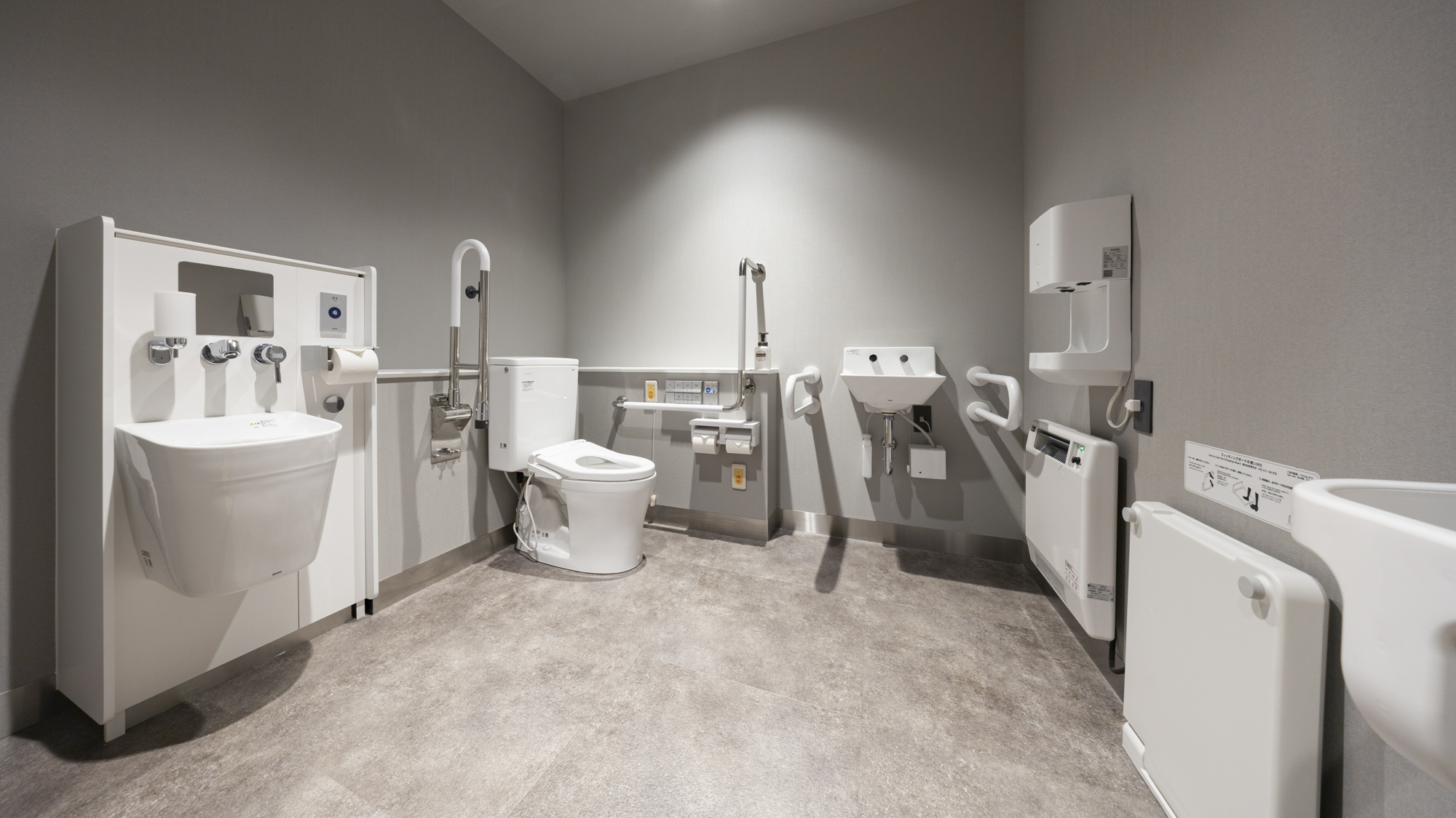 【優先トイレ】2階奥に完備。車いすの方、小さなお子様連れの方も安心してご利用いただけます。