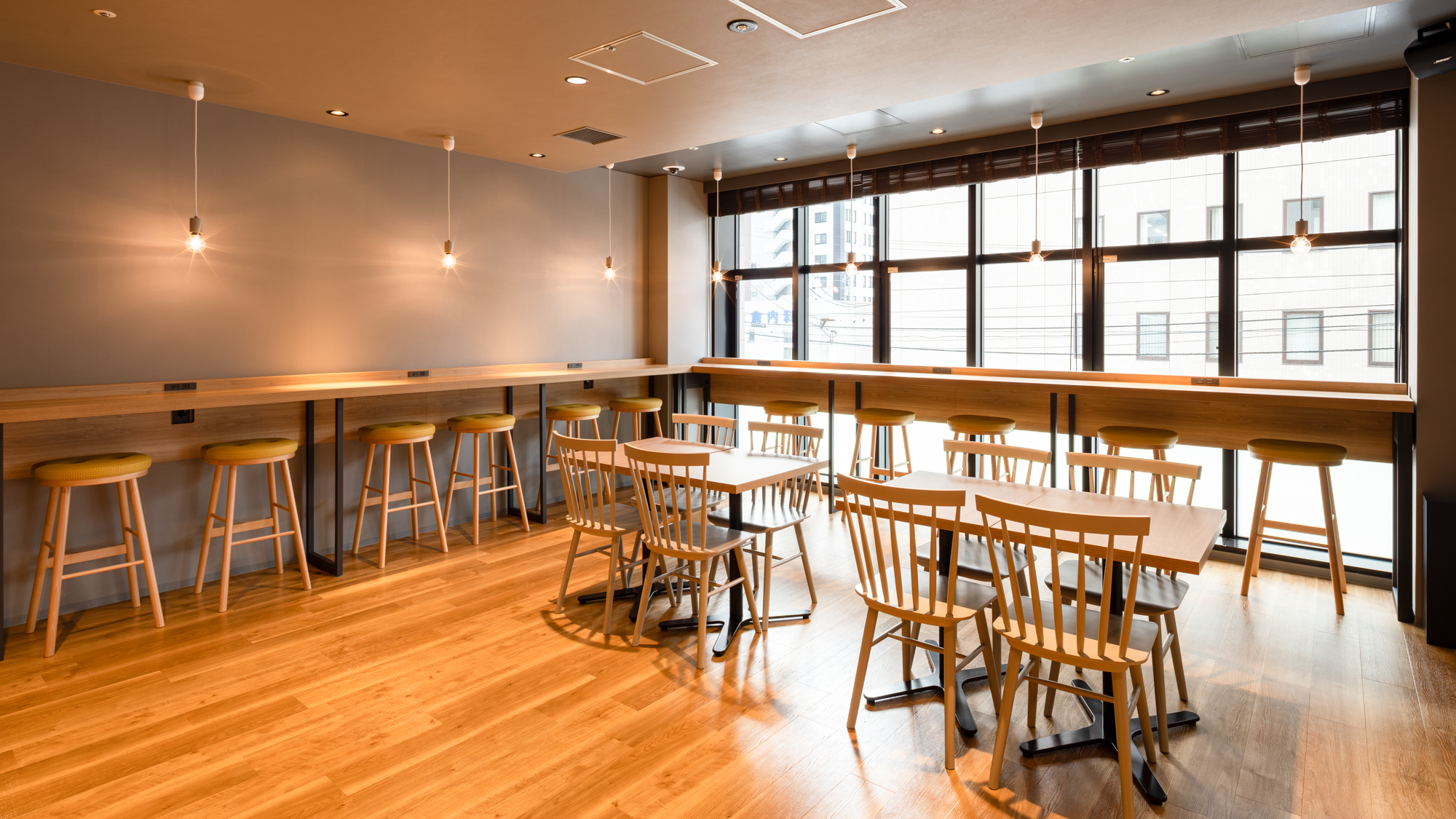 【ライブラリーカフェ】自由にくつろぎの時間をお過ごしいただけます。