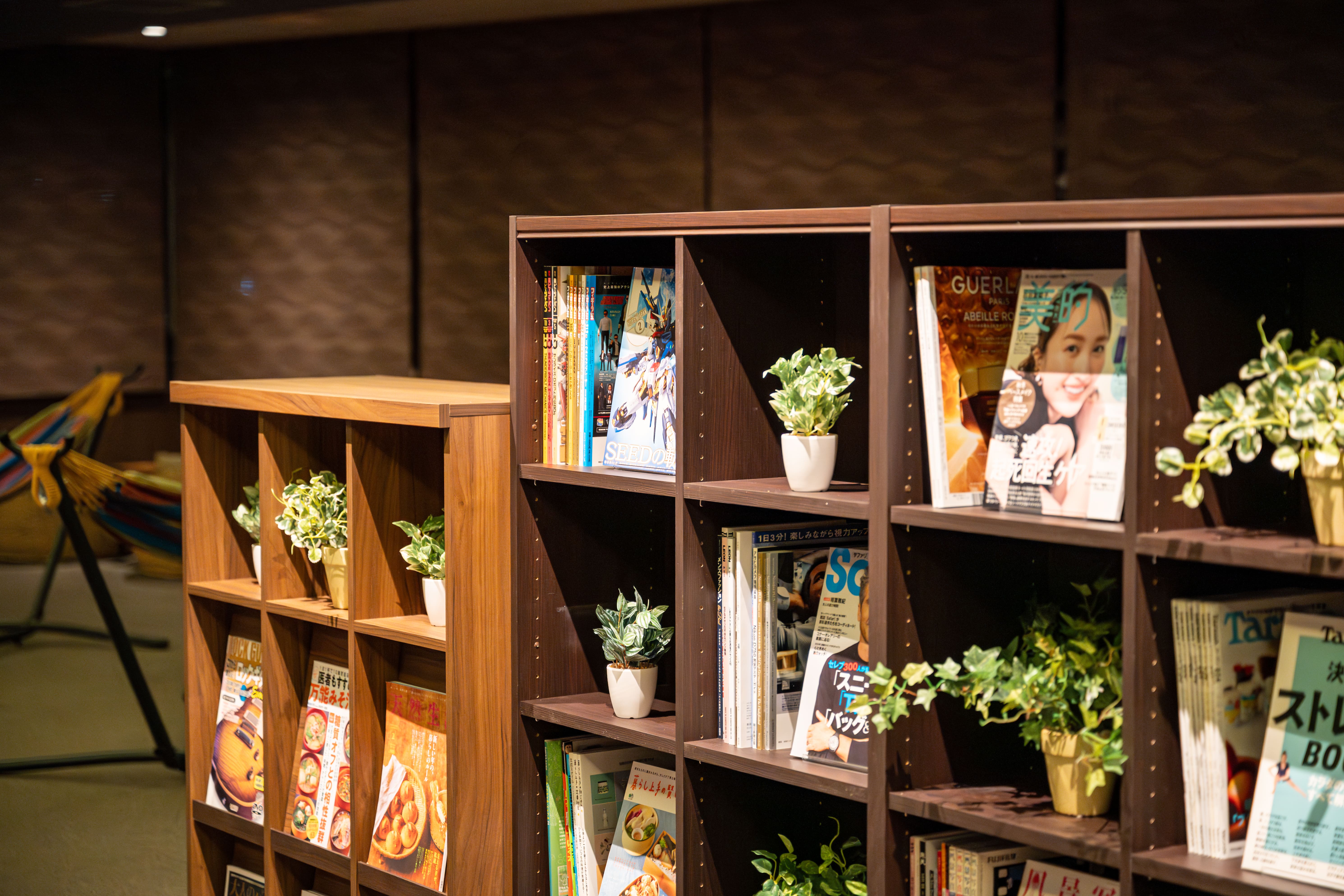 【Welcome＆湯上りラウンジ】雑誌に図書が並びます