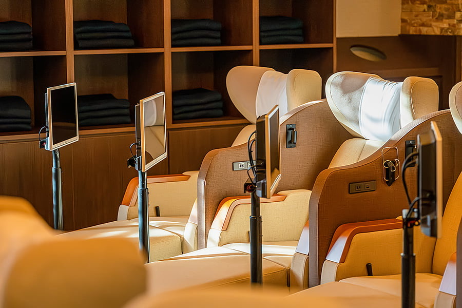 読書に耽るにもリクライナーがあれば快適！