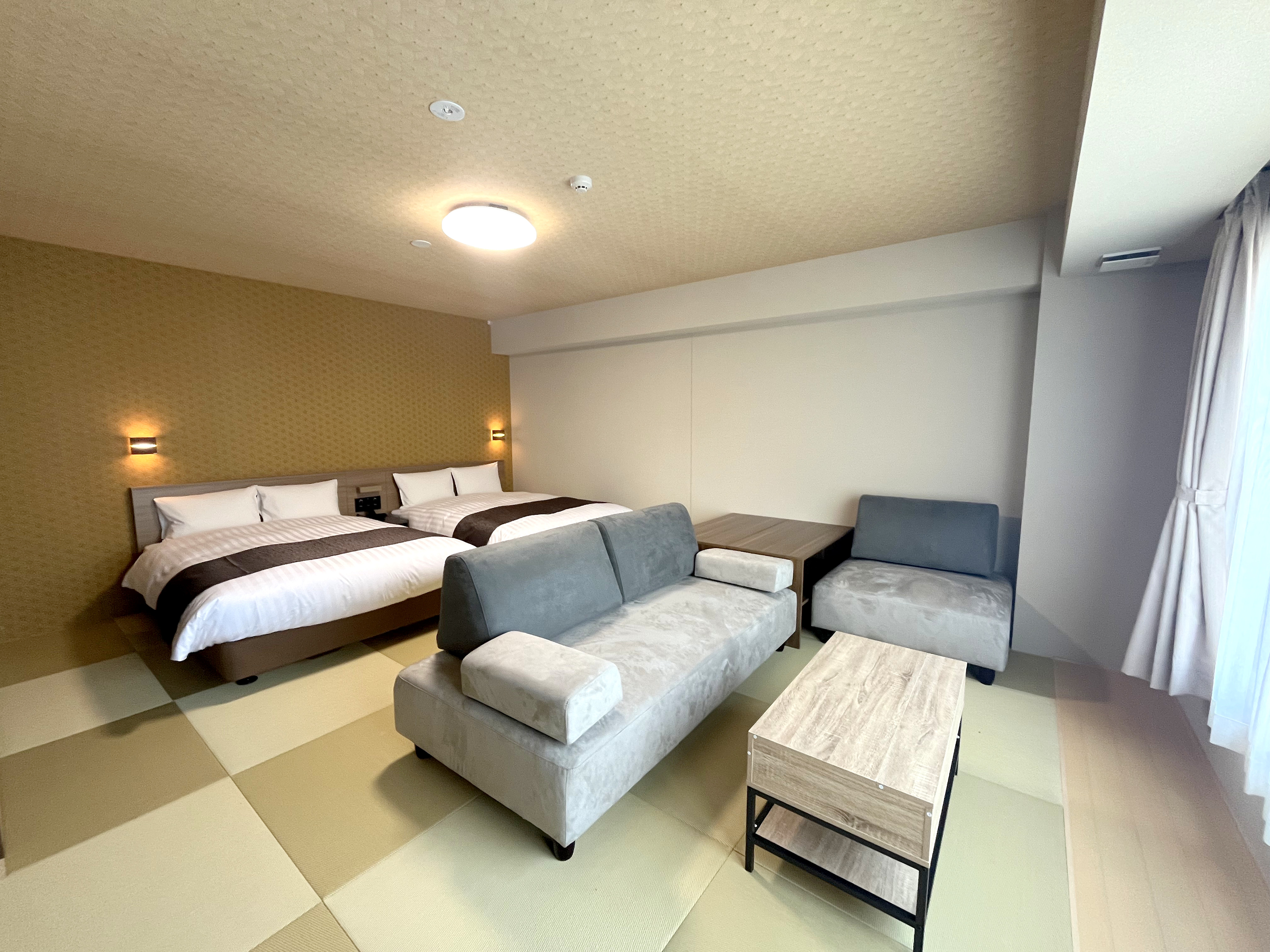 【和モダンベッドルーム】3名以上のご利用時は備え付けのお布団もOK☆