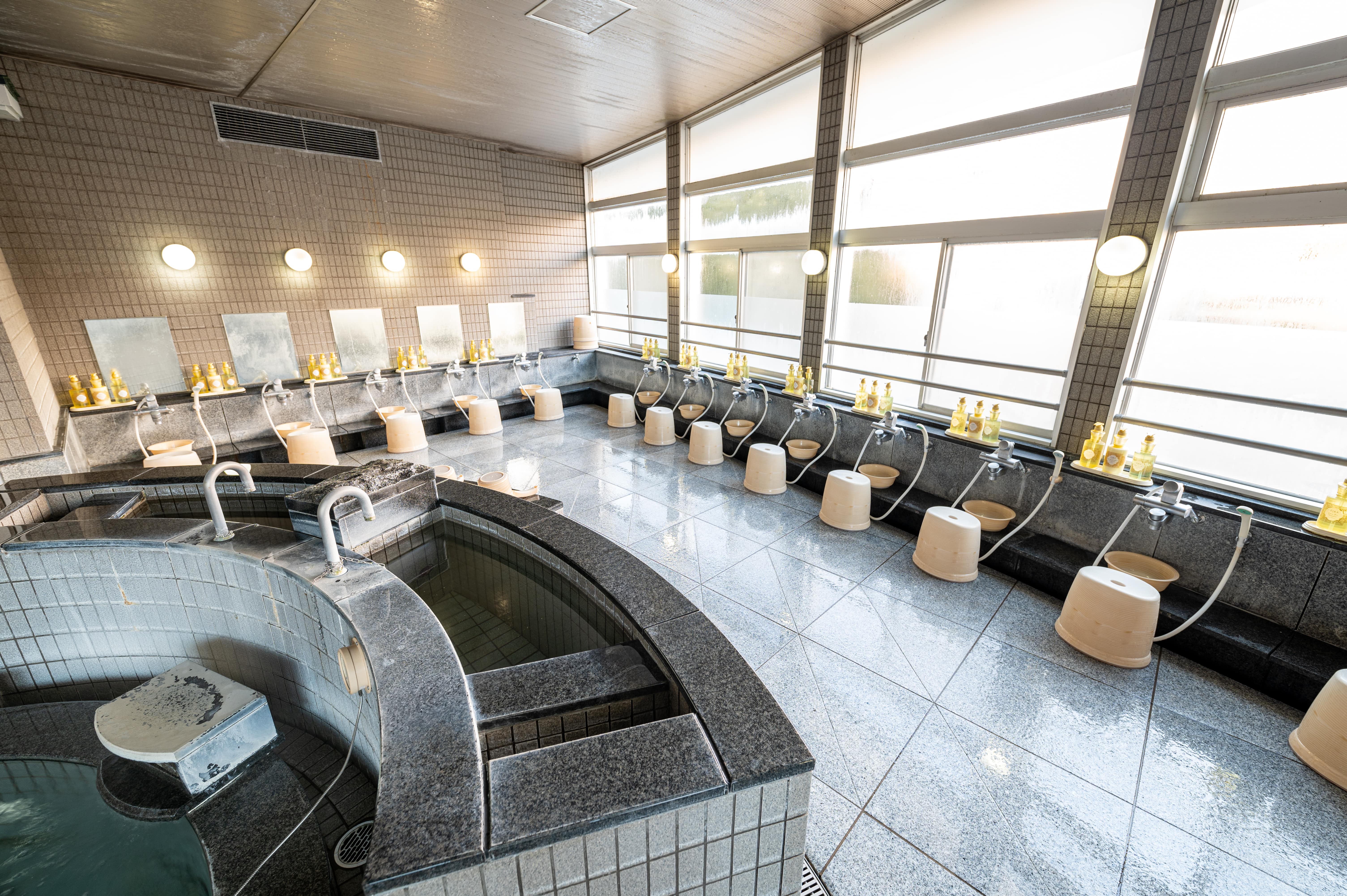 自然光を取り込む広々とした洗い場