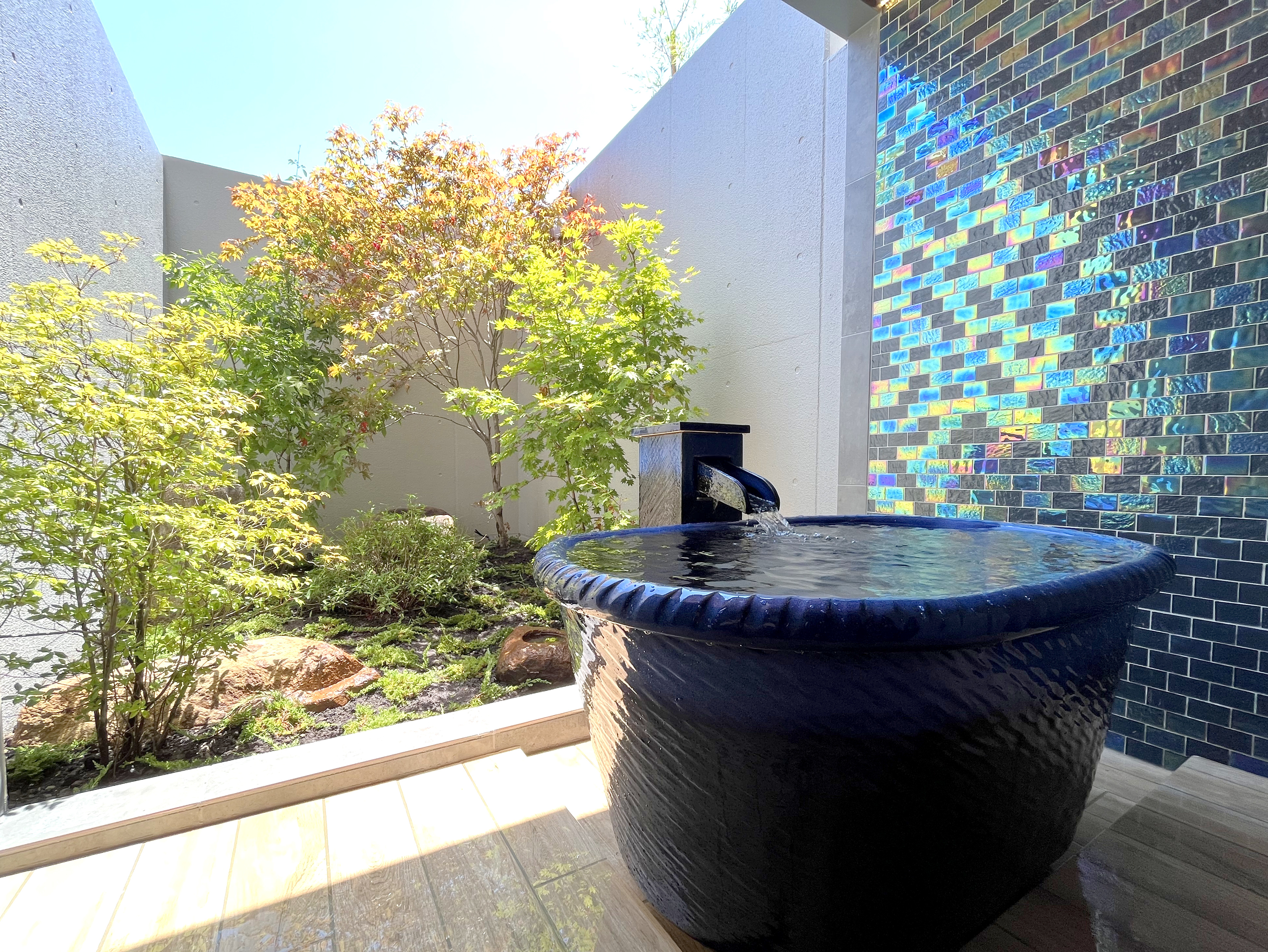 紅葉を眺めながらの温泉をお愉しみください