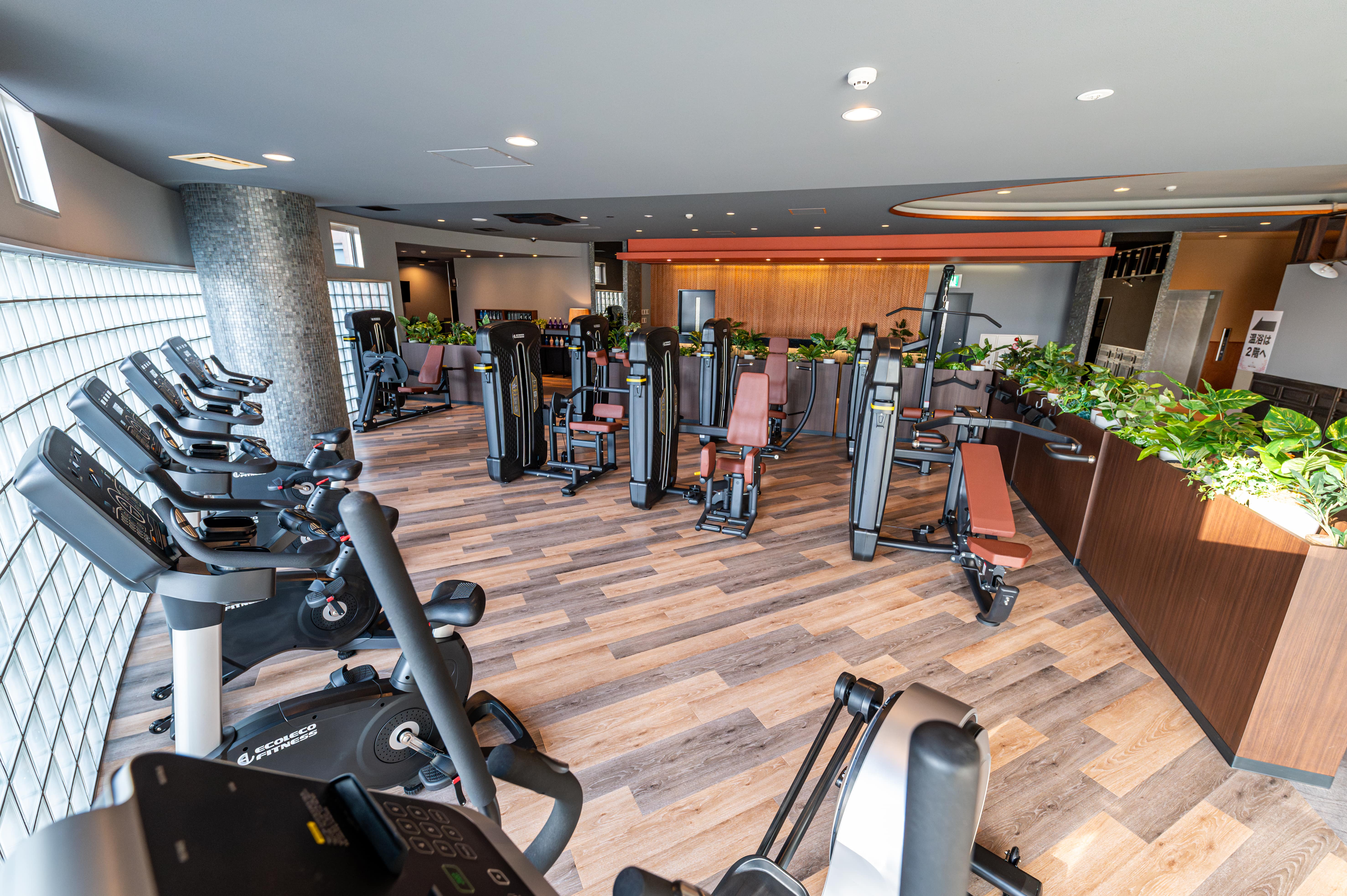 フロントカウンター前にもフィットネススペースが広がる