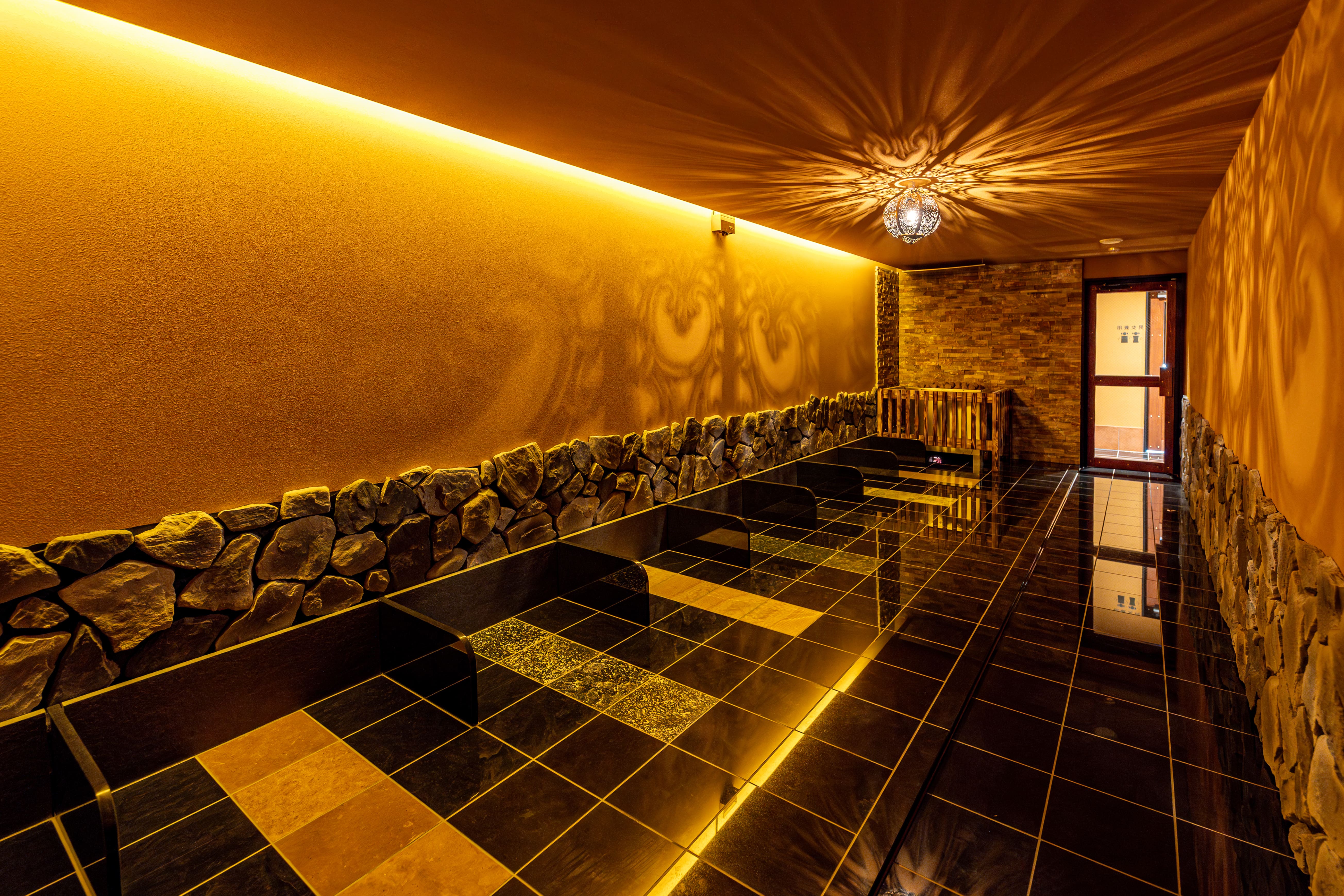 【岩盤浴洞】男女共用と女性専用それぞれ8床