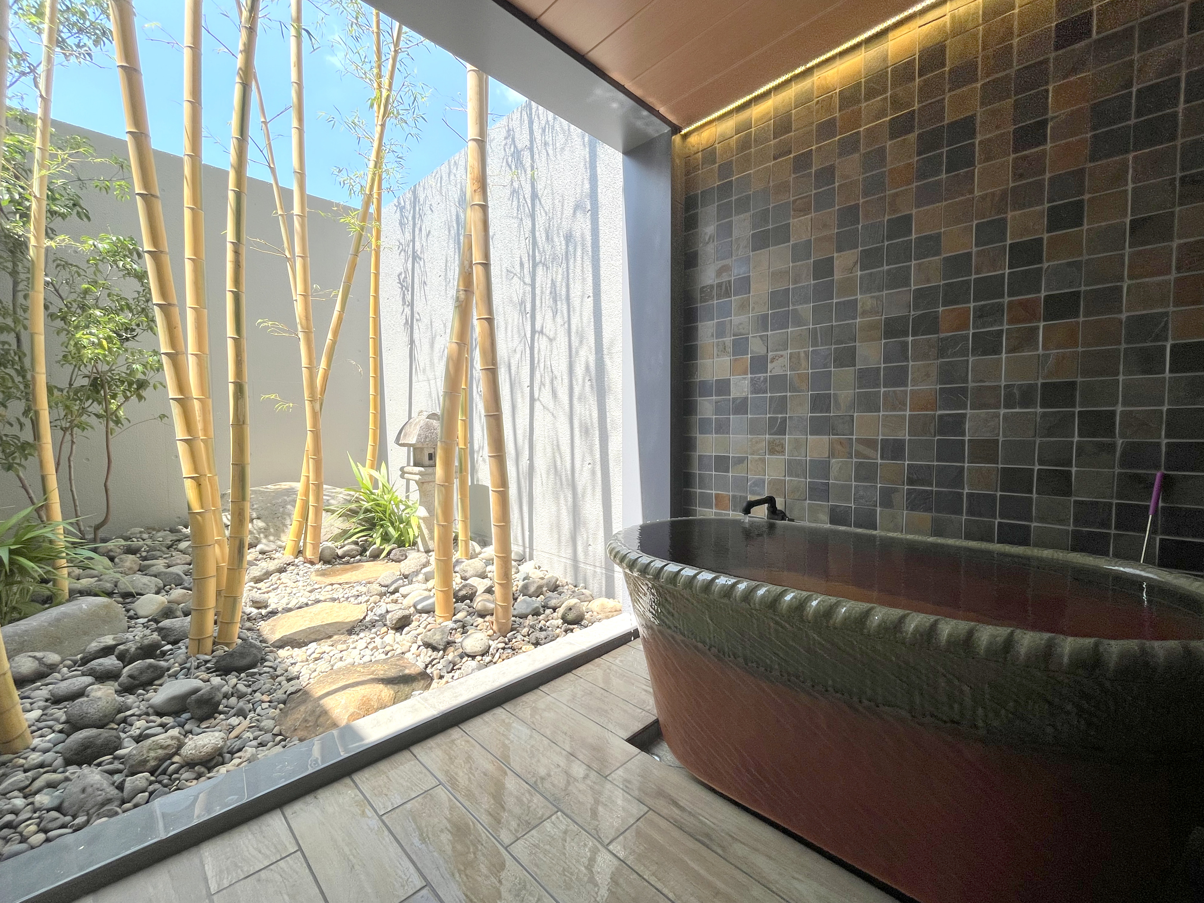 半露天風呂付【和モダンベッドルーム】1階のお部屋にはプライベート庭園が広がります♪