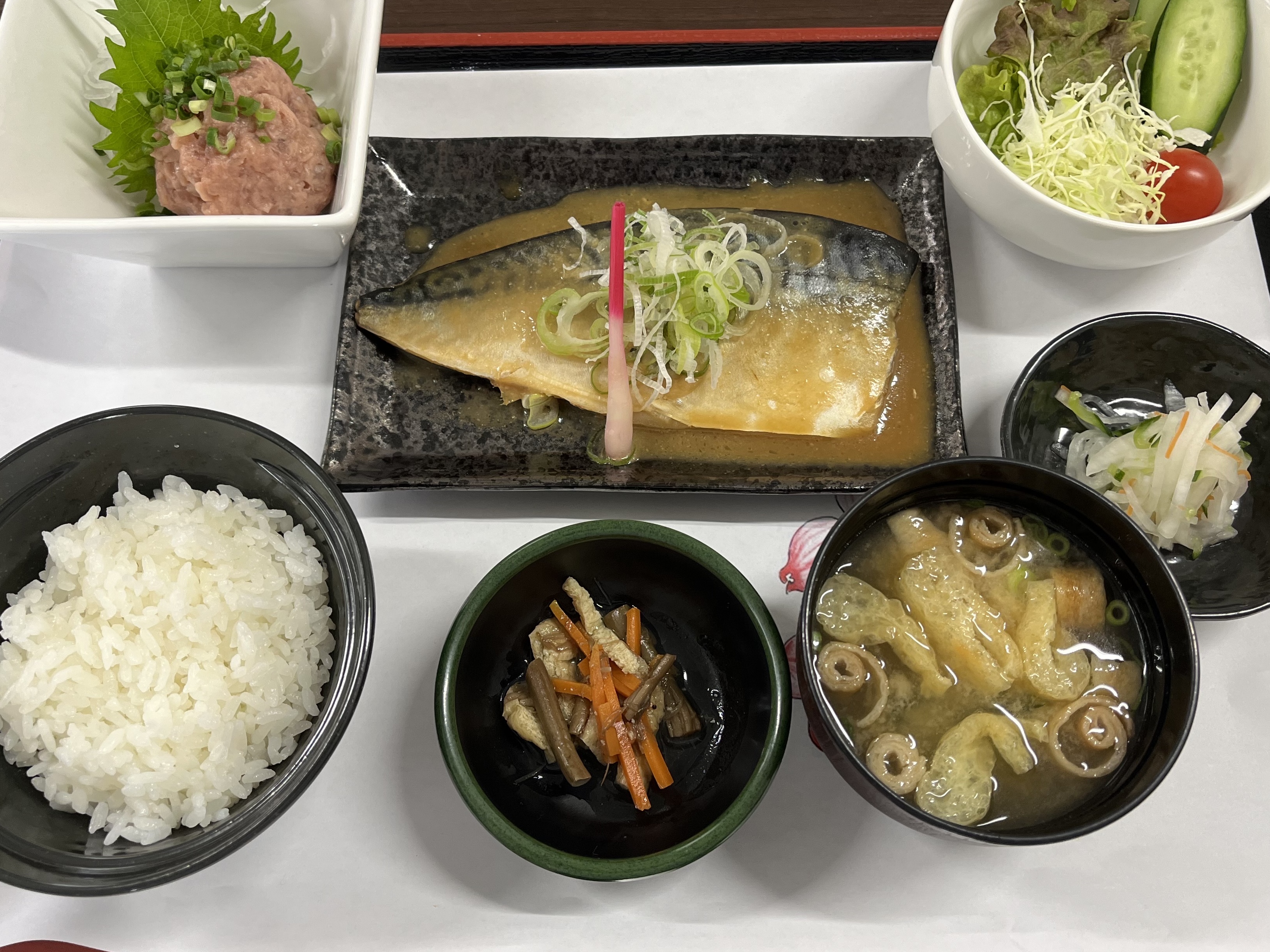 サバの味噌煮セット♪グラスビールorソフトとドリンク1杯無料!!!