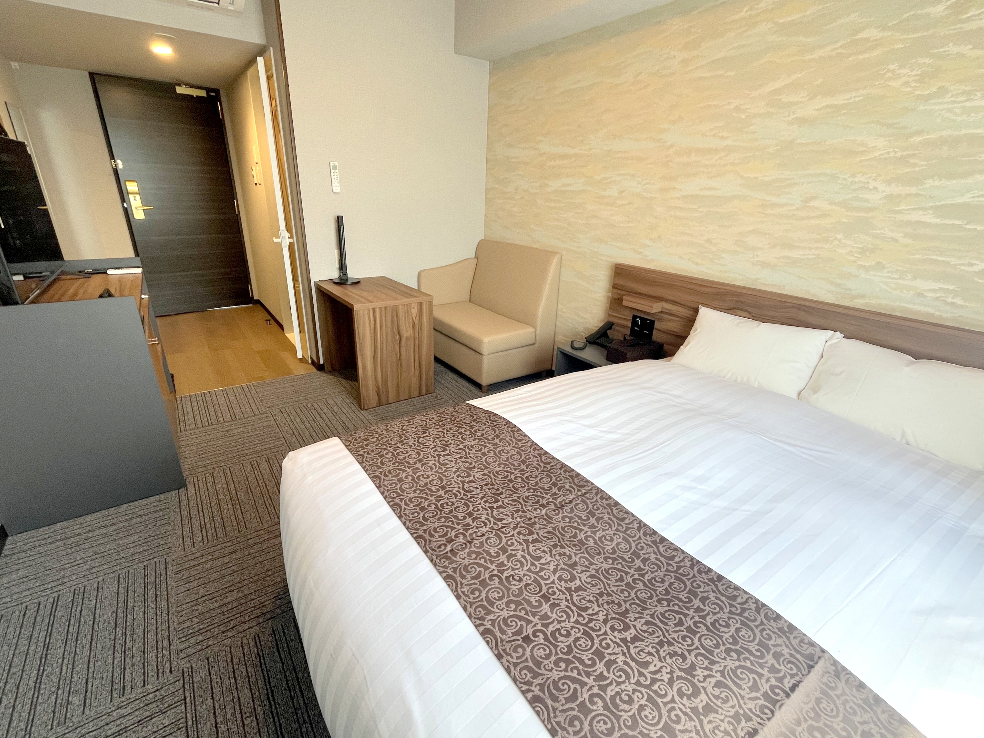 ダブルルーム【18㎡】荷物を置いても広々とした空間♬