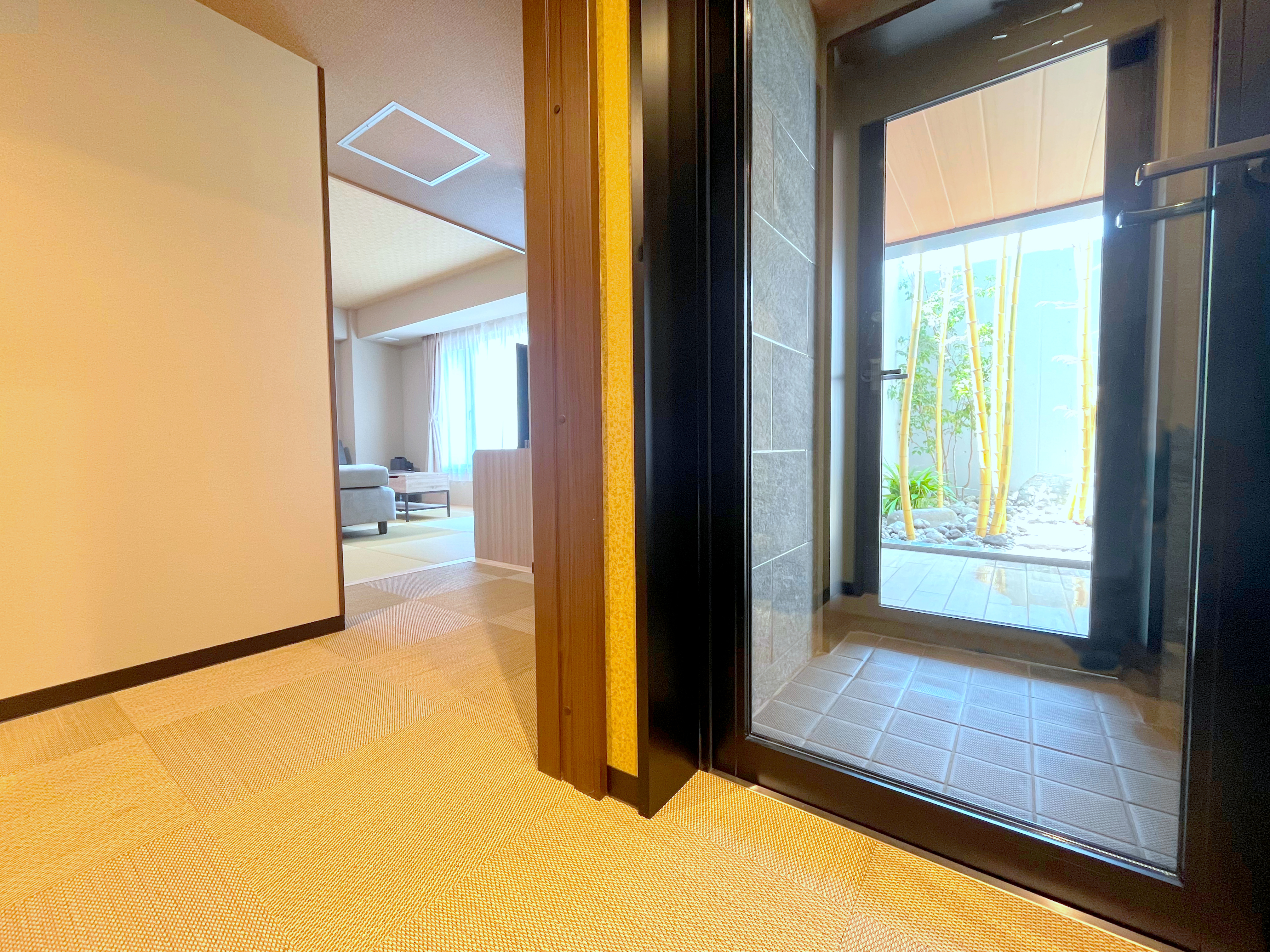 半露天風呂付【和モダンベッドルーム】お部屋に入ると。。。