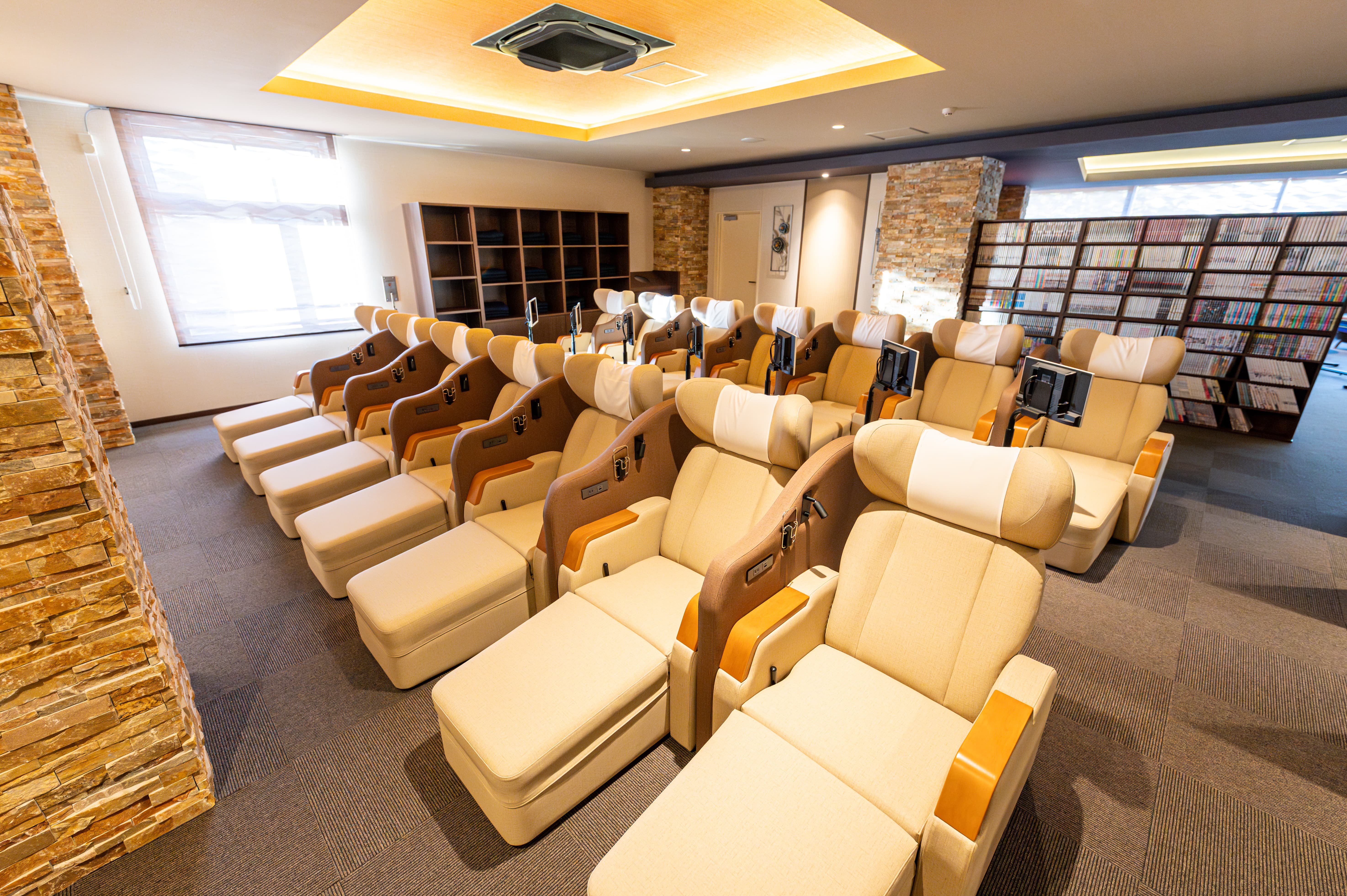 【Welcome＆湯上りラウンジ】リクライナーに体を預け-静かな時をお過ごしください