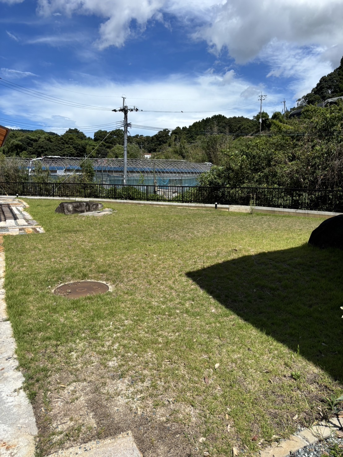 【芝生広場】バドミントンやフリスビーはもちろん、夏はプールも可能。