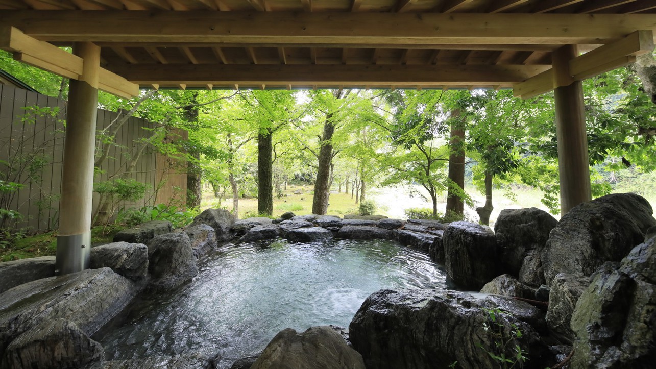 【露天風呂】自然に囲まれた露天風呂