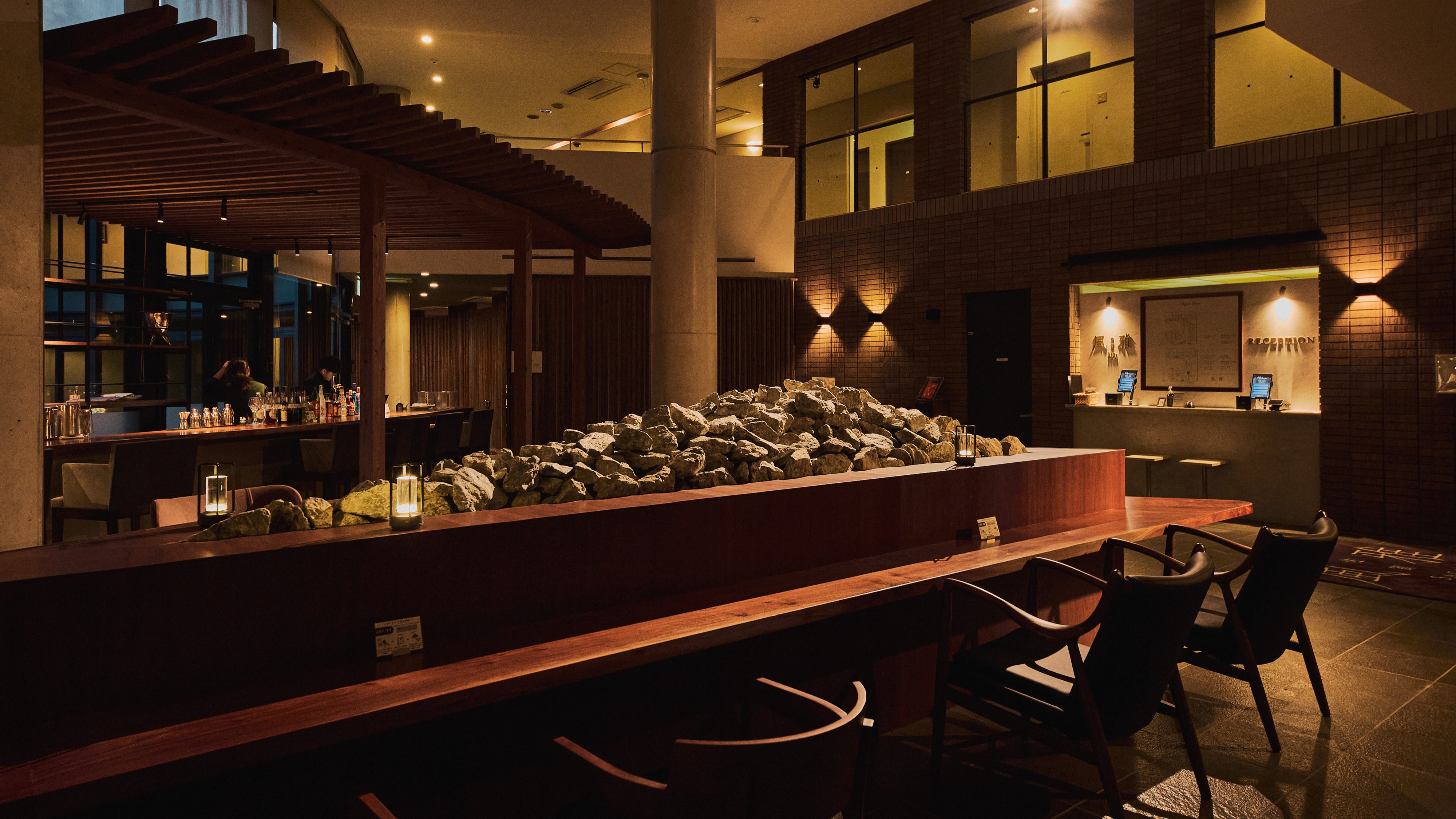 【ラウンジ】夜になると雰囲気が変わるラウンジ