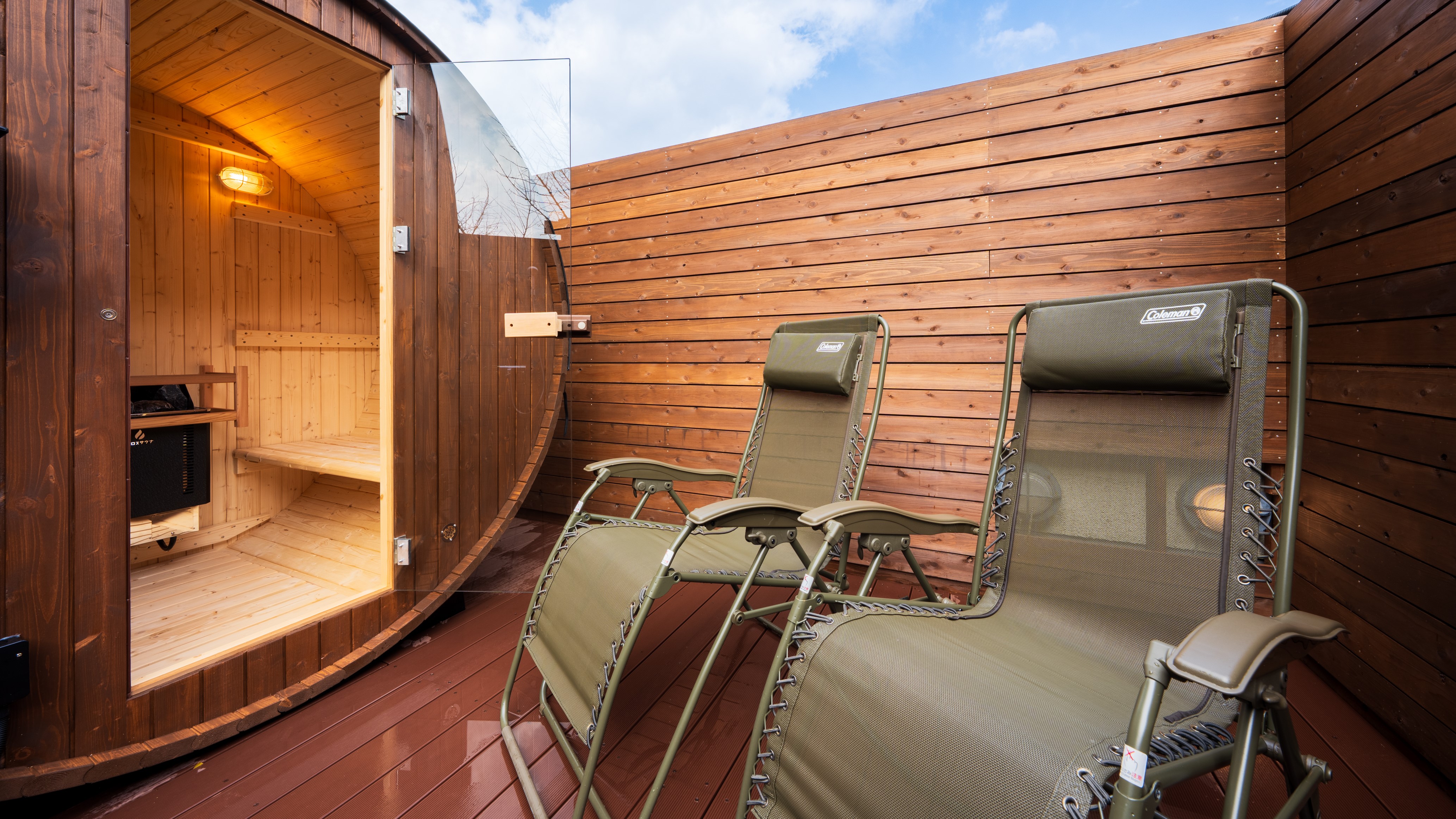 日中は青空を、夜は星空を眺めながらの「ととのい」をお愉しみください。