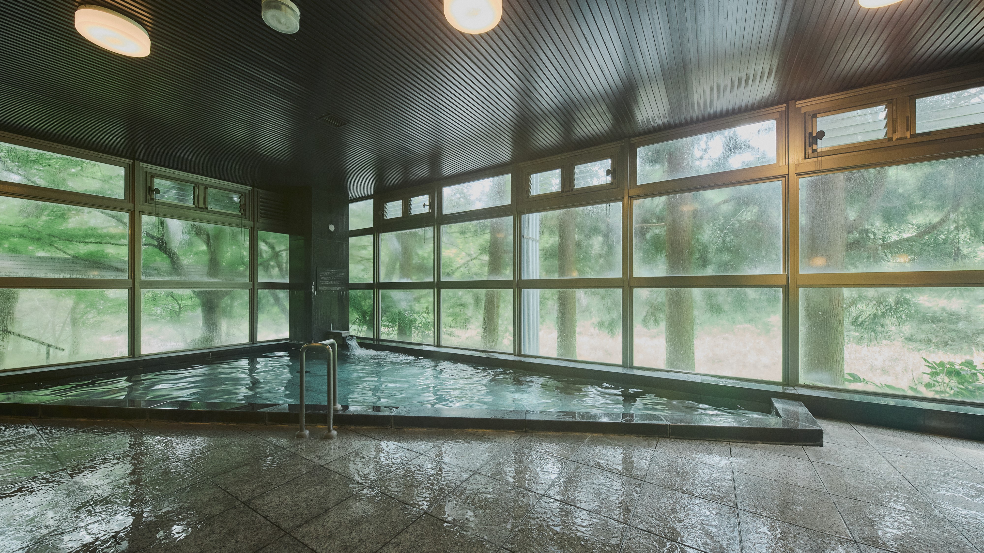 【大浴場】木々に囲まれた大浴場