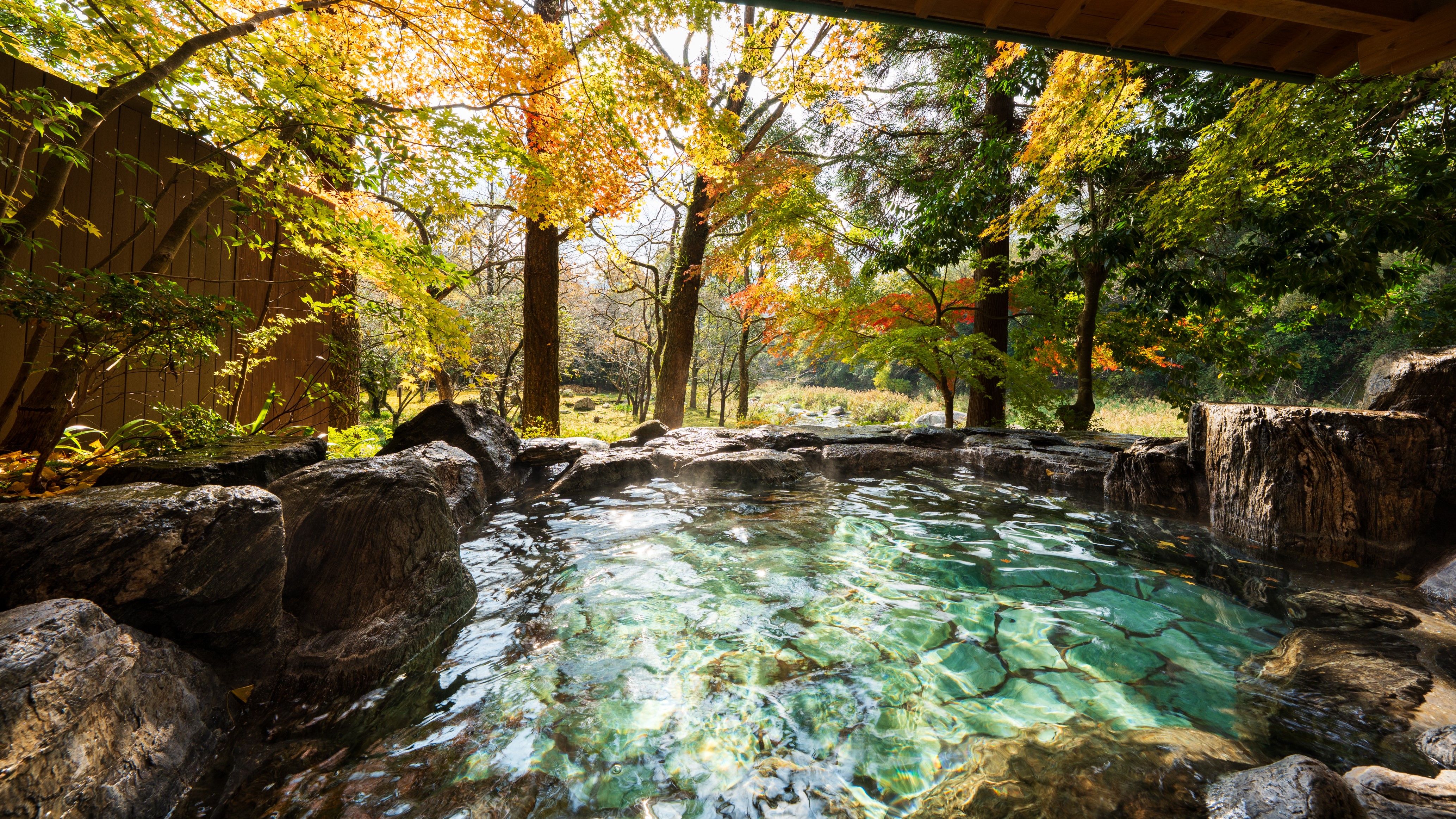 【露天風呂】紅葉シーズンの露天風呂からの景色