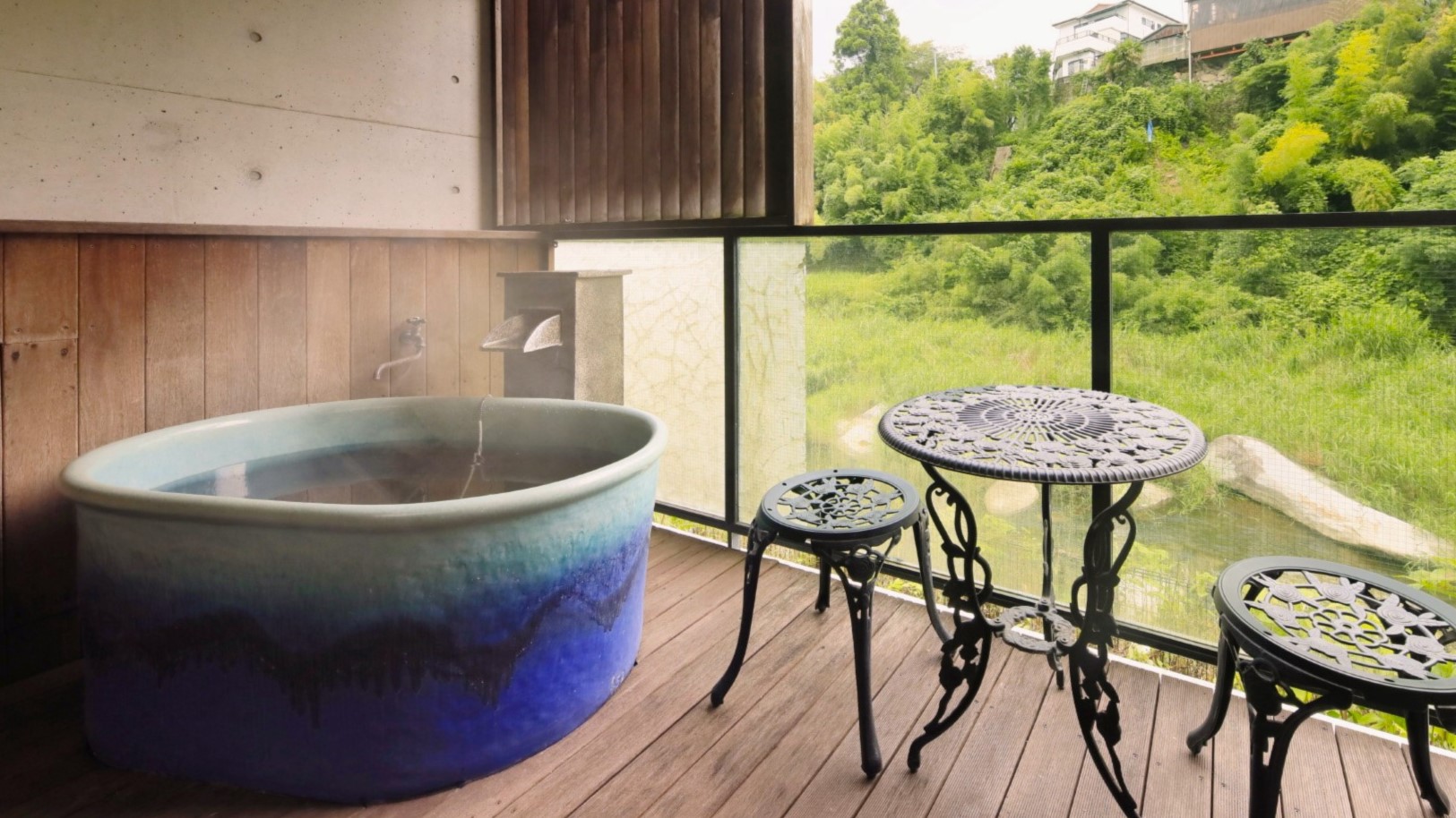 【露天風呂付き和室8畳】バルコニーに露天風呂を設えました