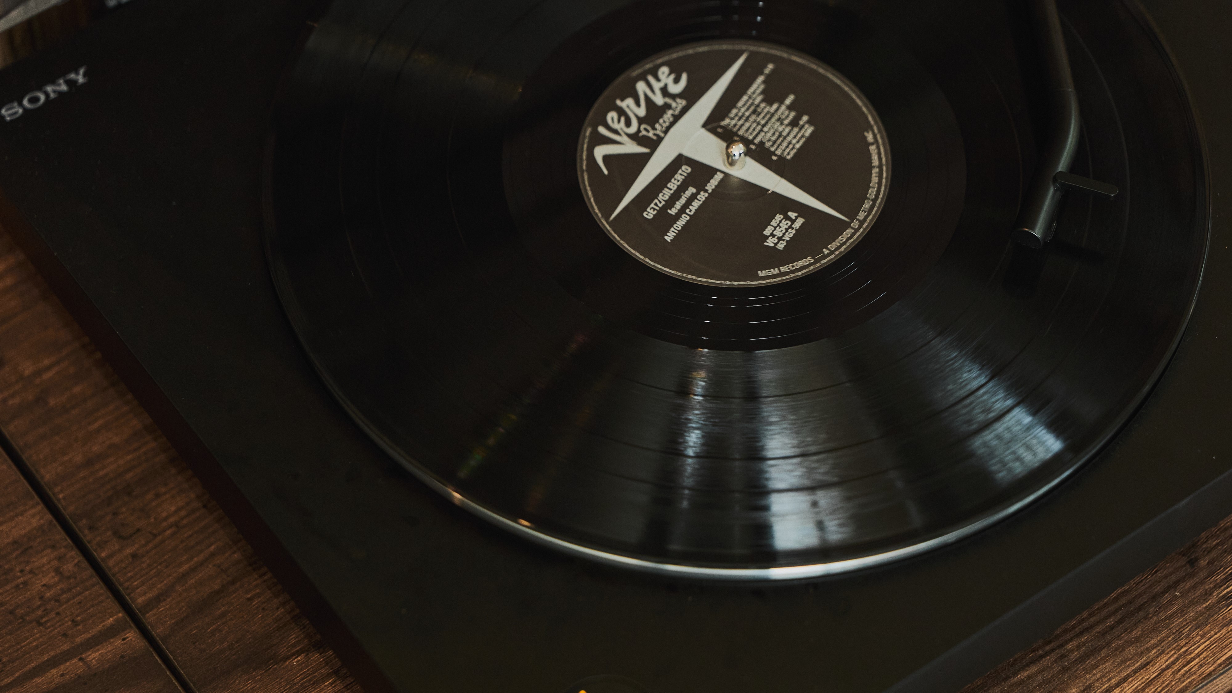 【ラウンジ】レコードから流れるジャズで夜を彩ります