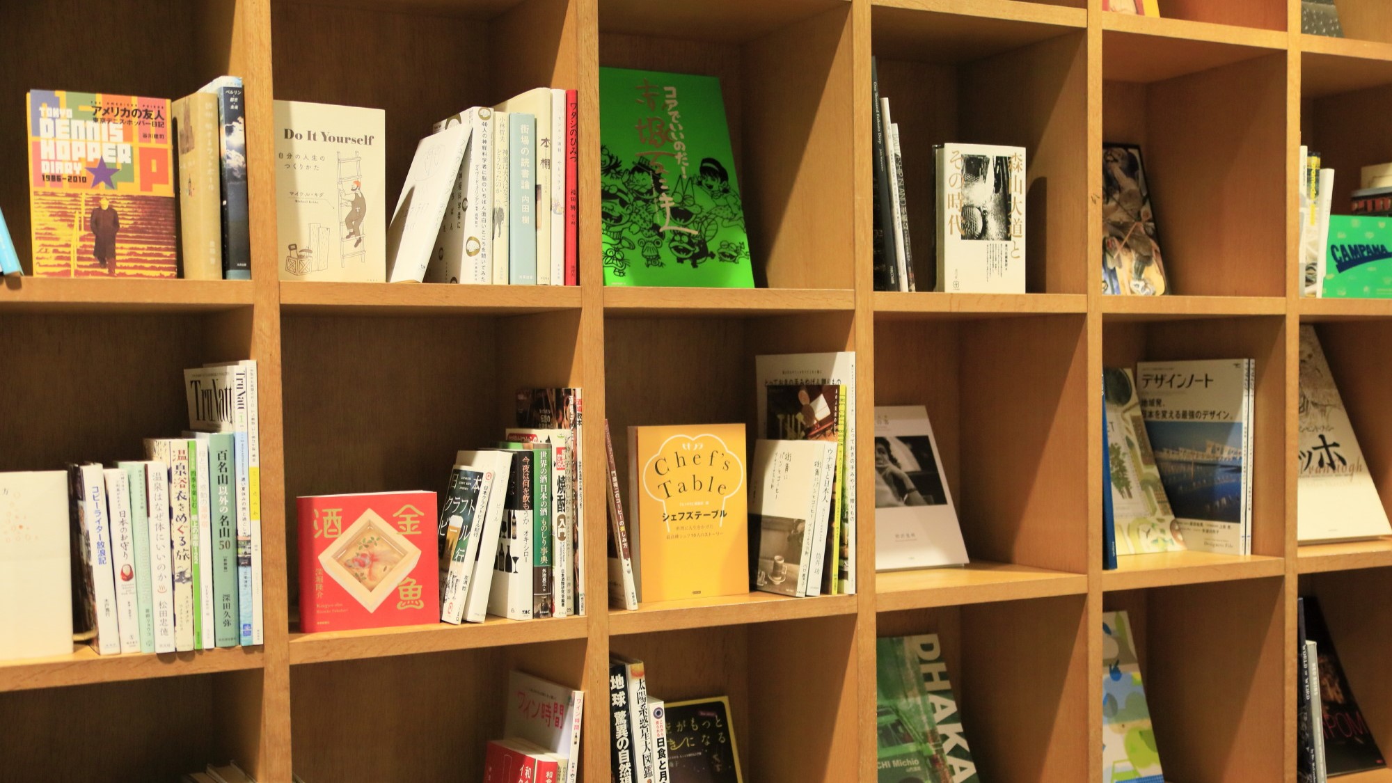 【ライブラリー】お好みの本を見つけてお過ごしいただけます。