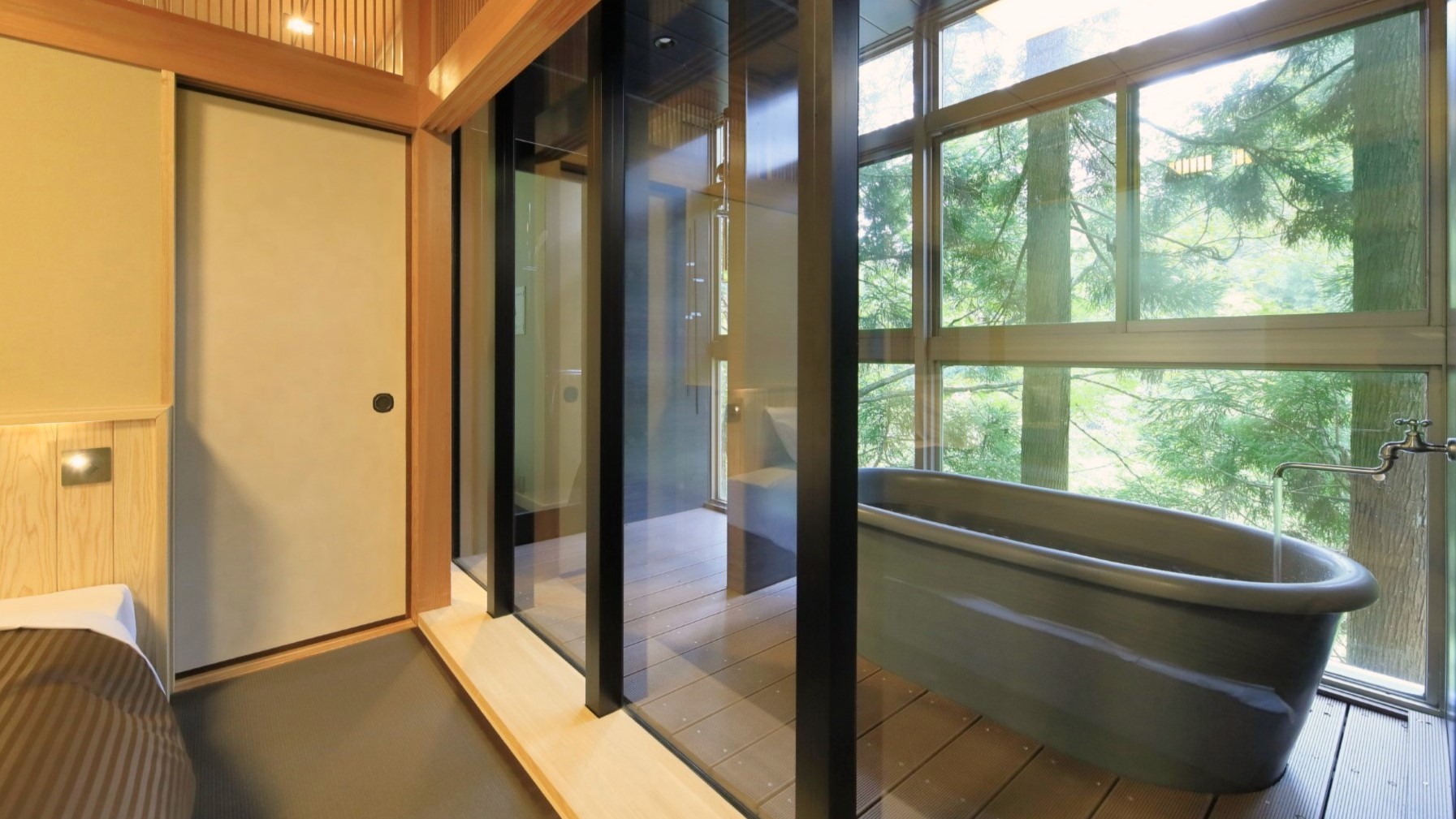 【特別和洋室】半露天風呂は温泉です。