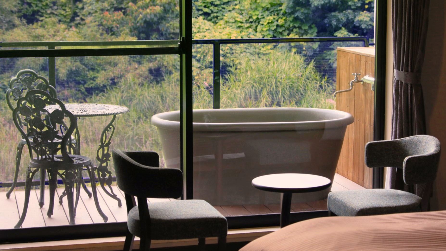 【露天風呂付き洋室ツイン】バルコニーに露天風呂を設えました