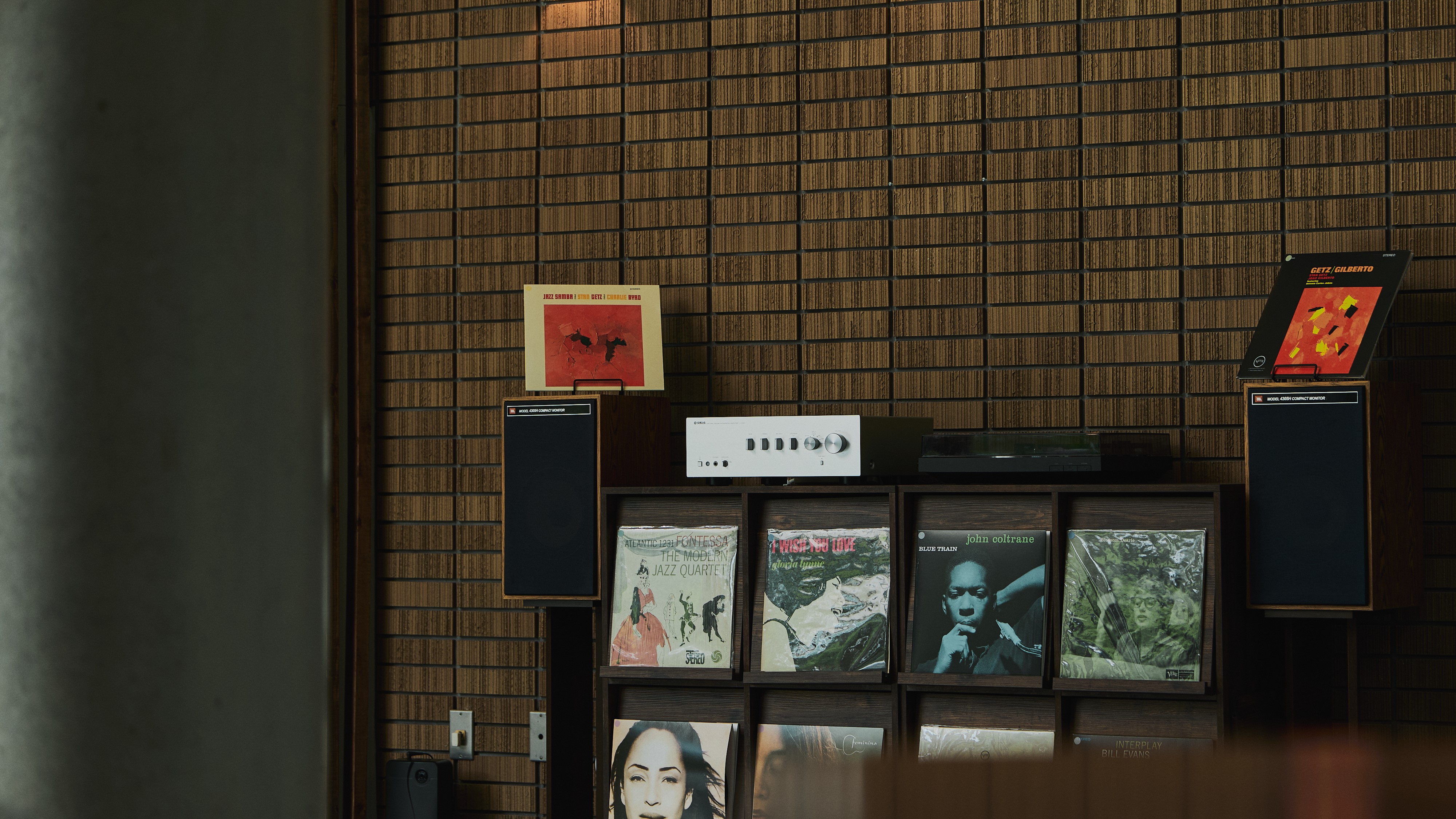 【ラウンジ】レコードから流れるクラシカルな音楽