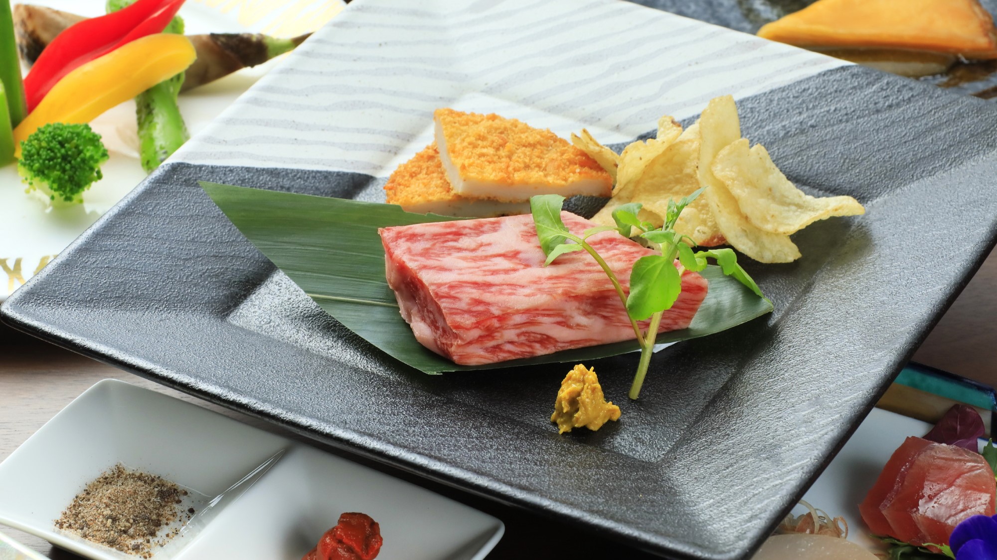 【夕食】最上級会席では佐賀牛のステーキをお愉しみいただけます。