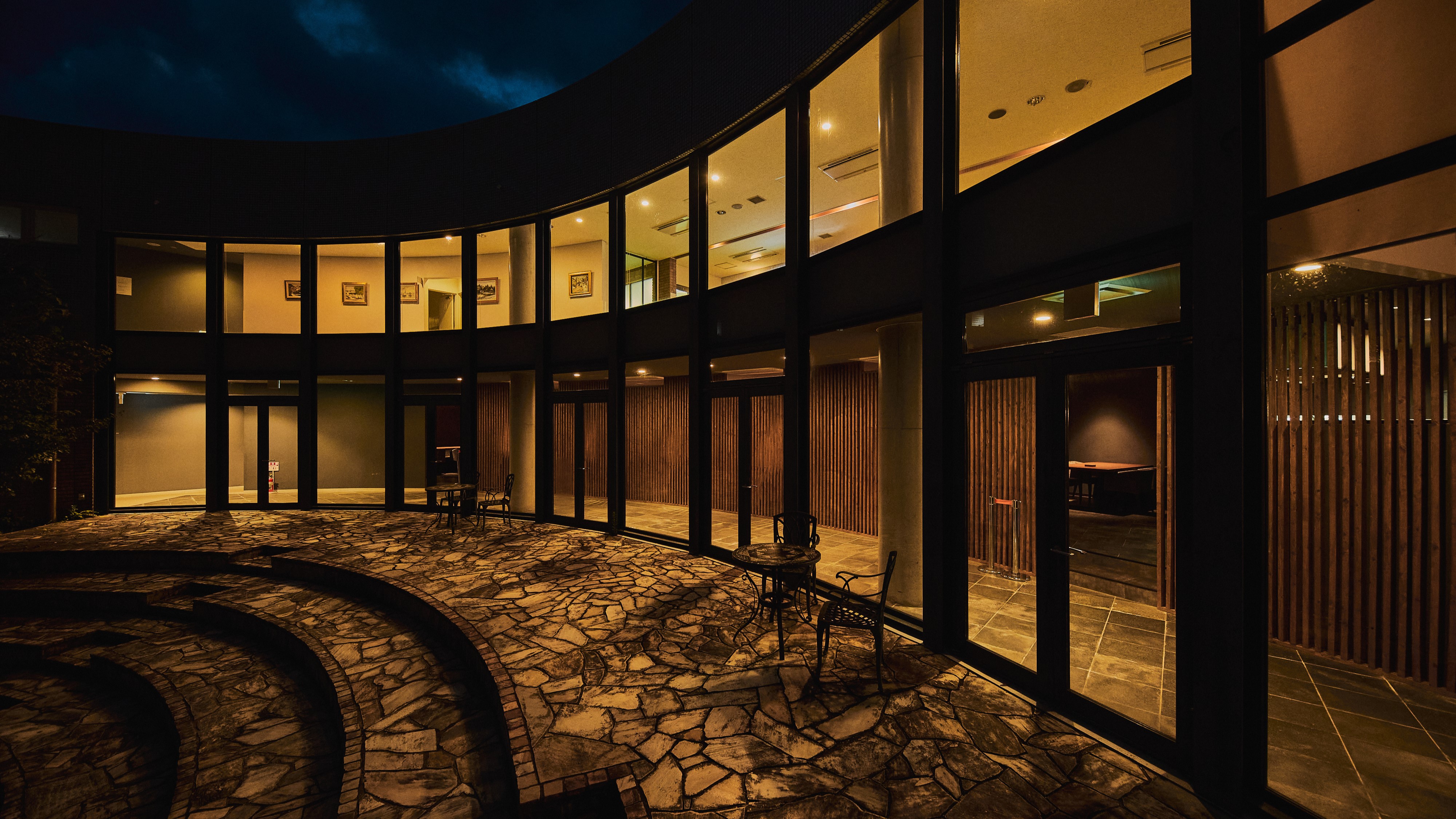 【中庭】あたたかな光に癒されて