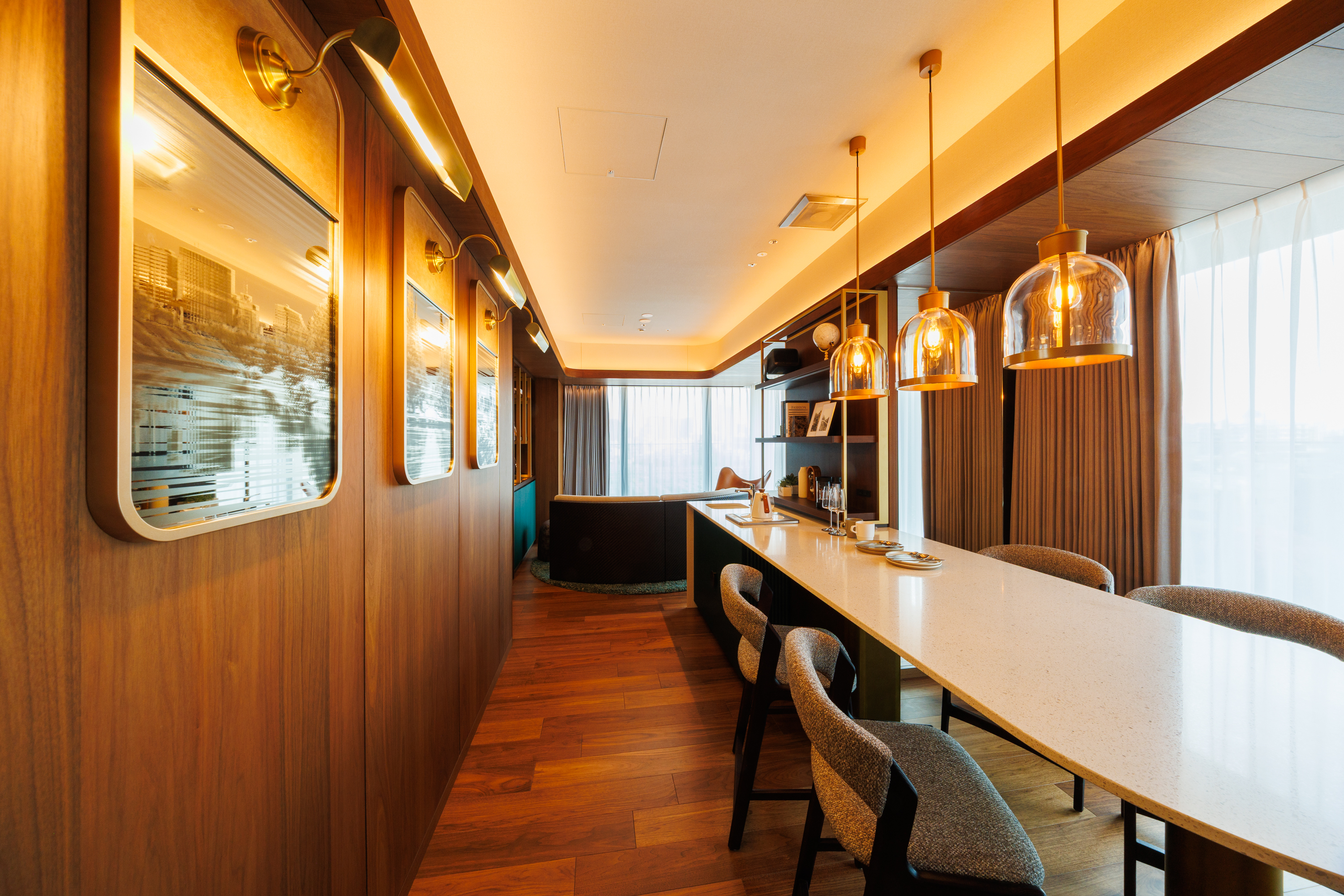 トラックスビュー・スイート（バルコニー付）