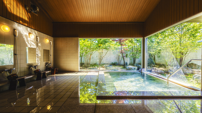 【YUBUNEの湯】源泉かけ流しの大浴場は広々とした空間と共に、四季折々の美しい景色を楽しめます。