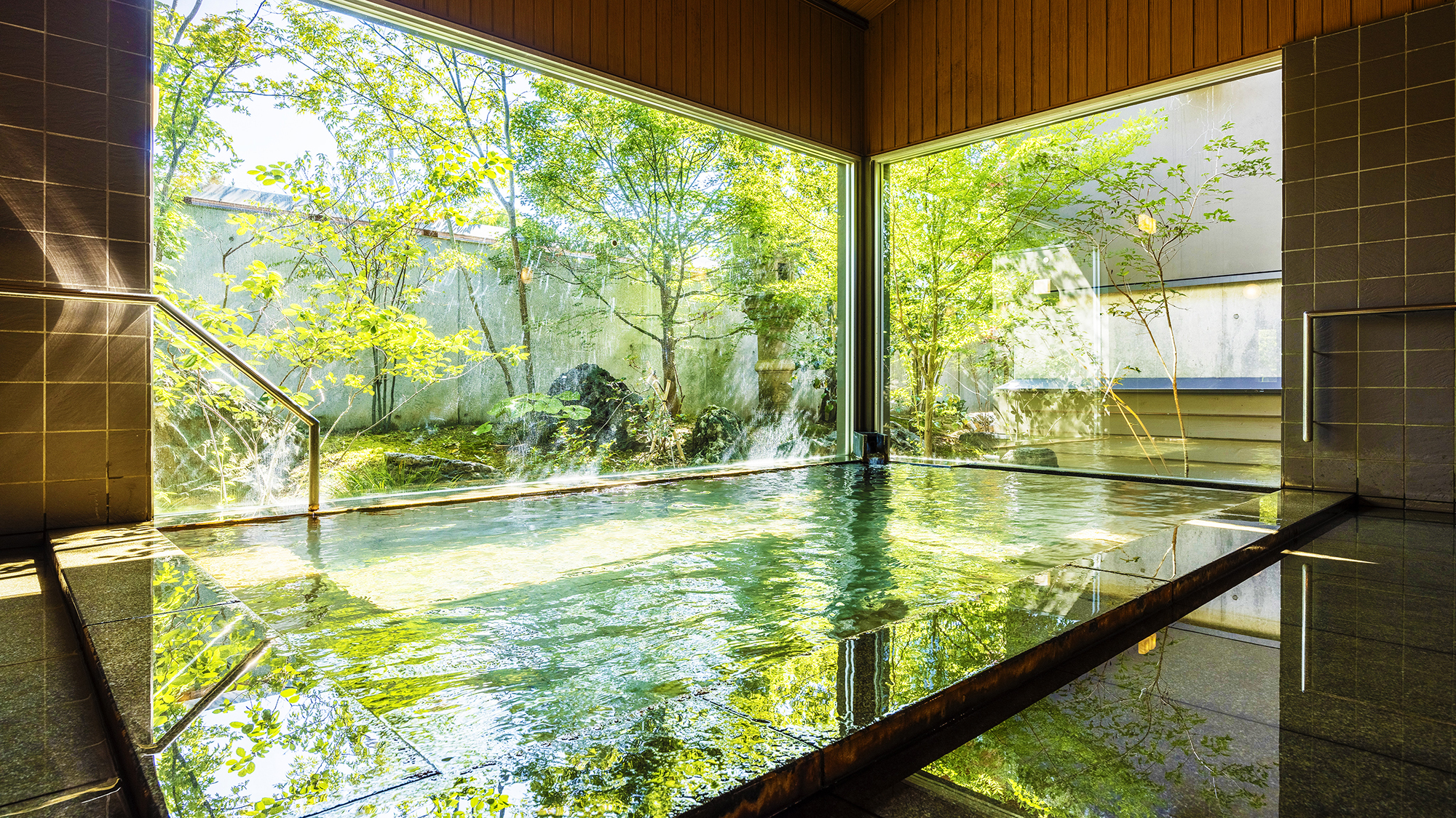 【YUBUNEの湯】丸茂温泉の源泉かけ流し。なめらかな肌触りと熱めの源泉が疲れを癒します。