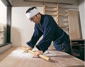 里海の伝統的豆腐作体験。石臼で大豆を擂り潰し、海水で固めた寄せ豆腐を食す体験広々プラン