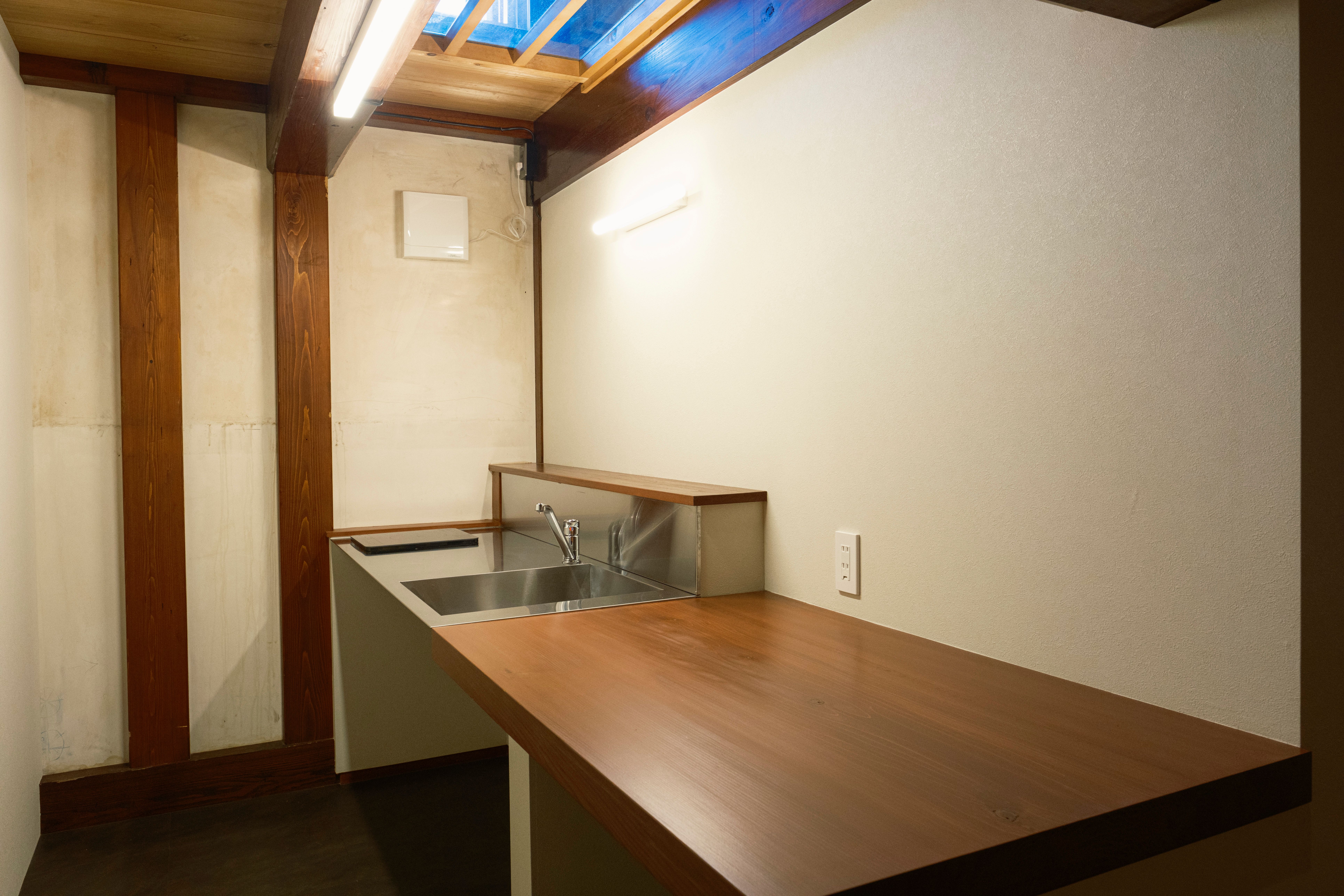 Kitchenette｜メゾネットルーム1Fには秋田杉の一枚板を用いたミニキッチンも完備