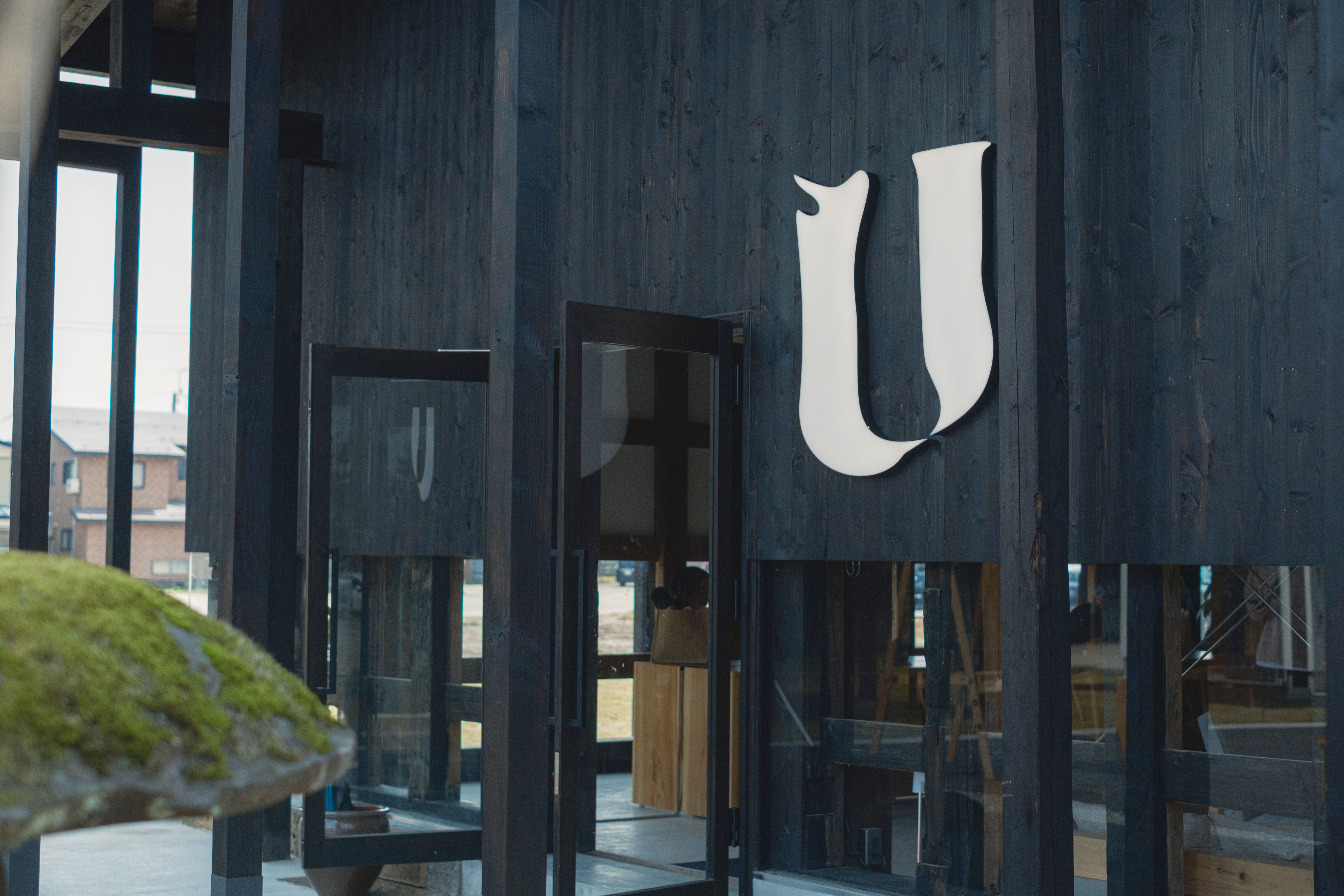 FACADE｜米蔵を改修したラウンジ棟にフロントとカフェバーを併設