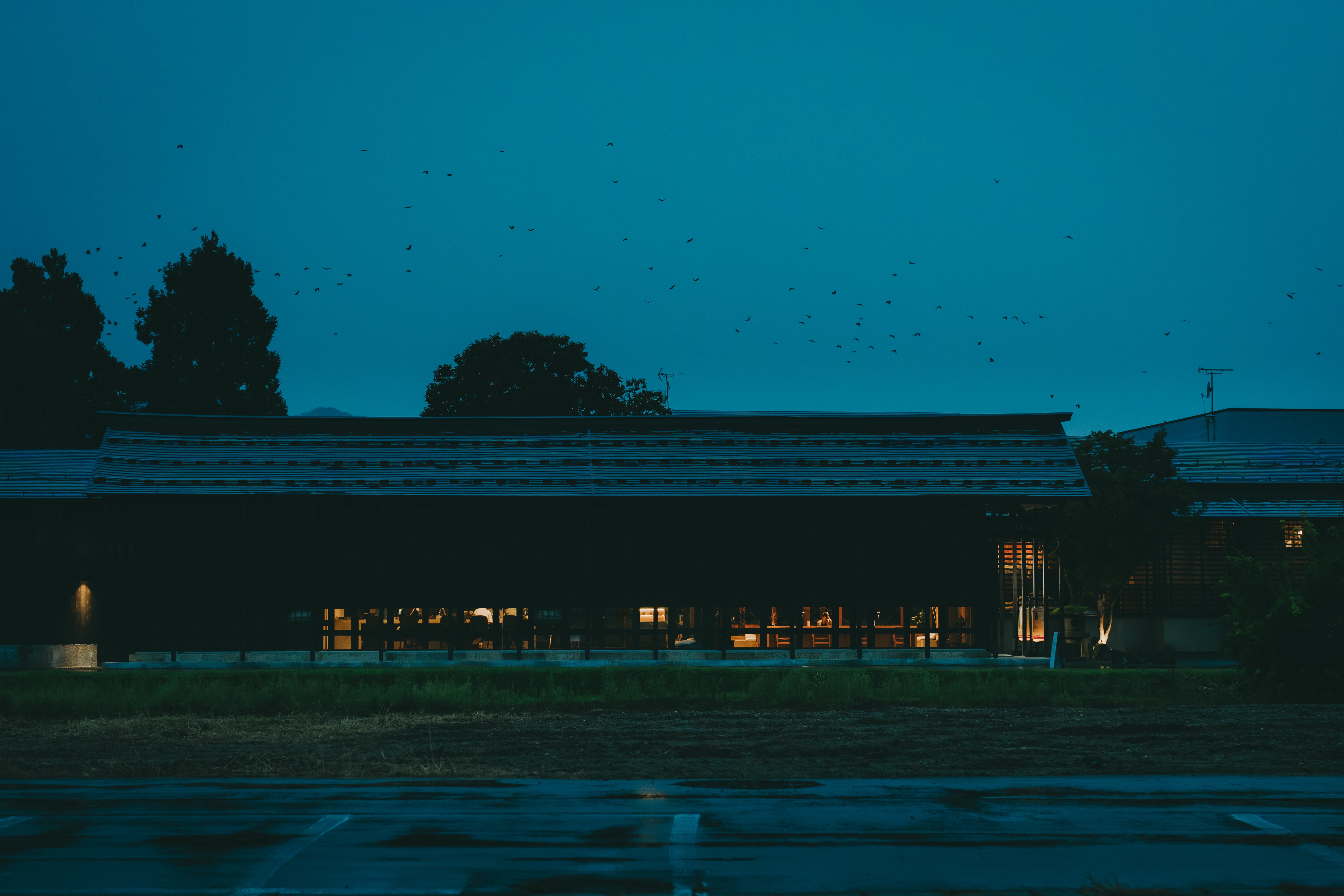 FACADE｜米蔵を改修したラウンジ棟にはフロントとカフェ＆バーを併設