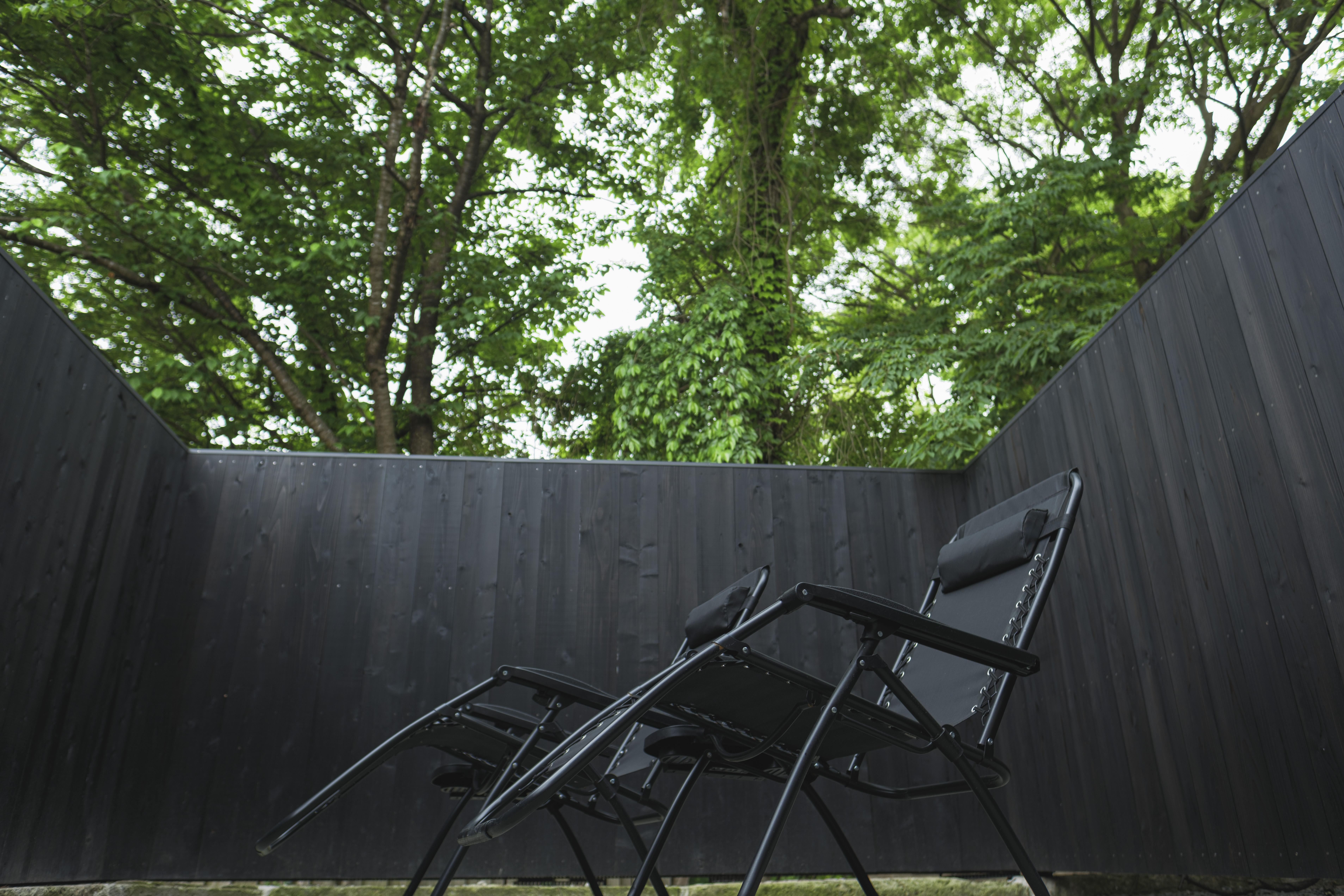 Sauna｜外気浴スペースにはインフィニティチェアをご用意