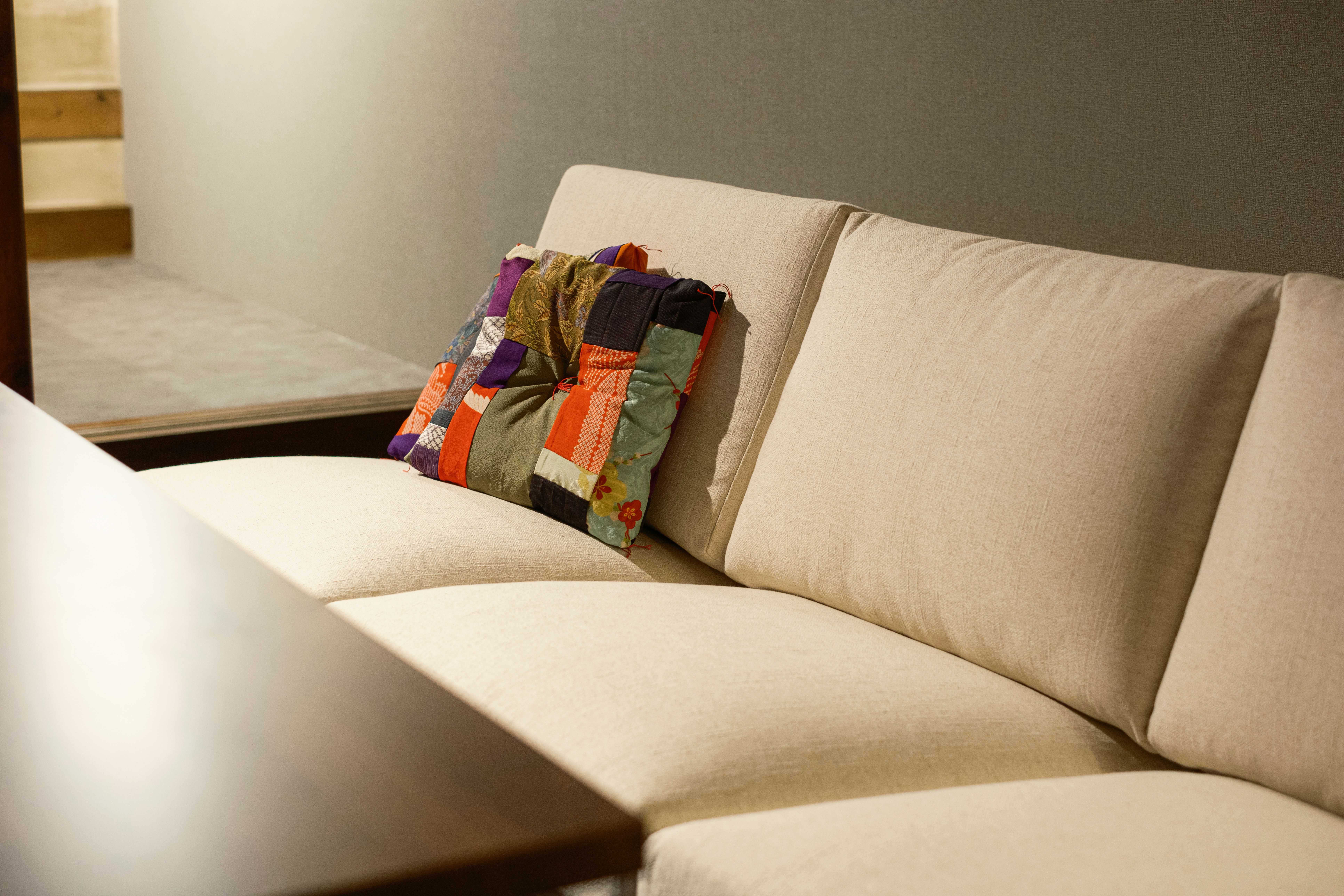 Suite with Hanui｜盆踊衣装のひとつ「端縫い」をテーマにしたメゾネットルーム