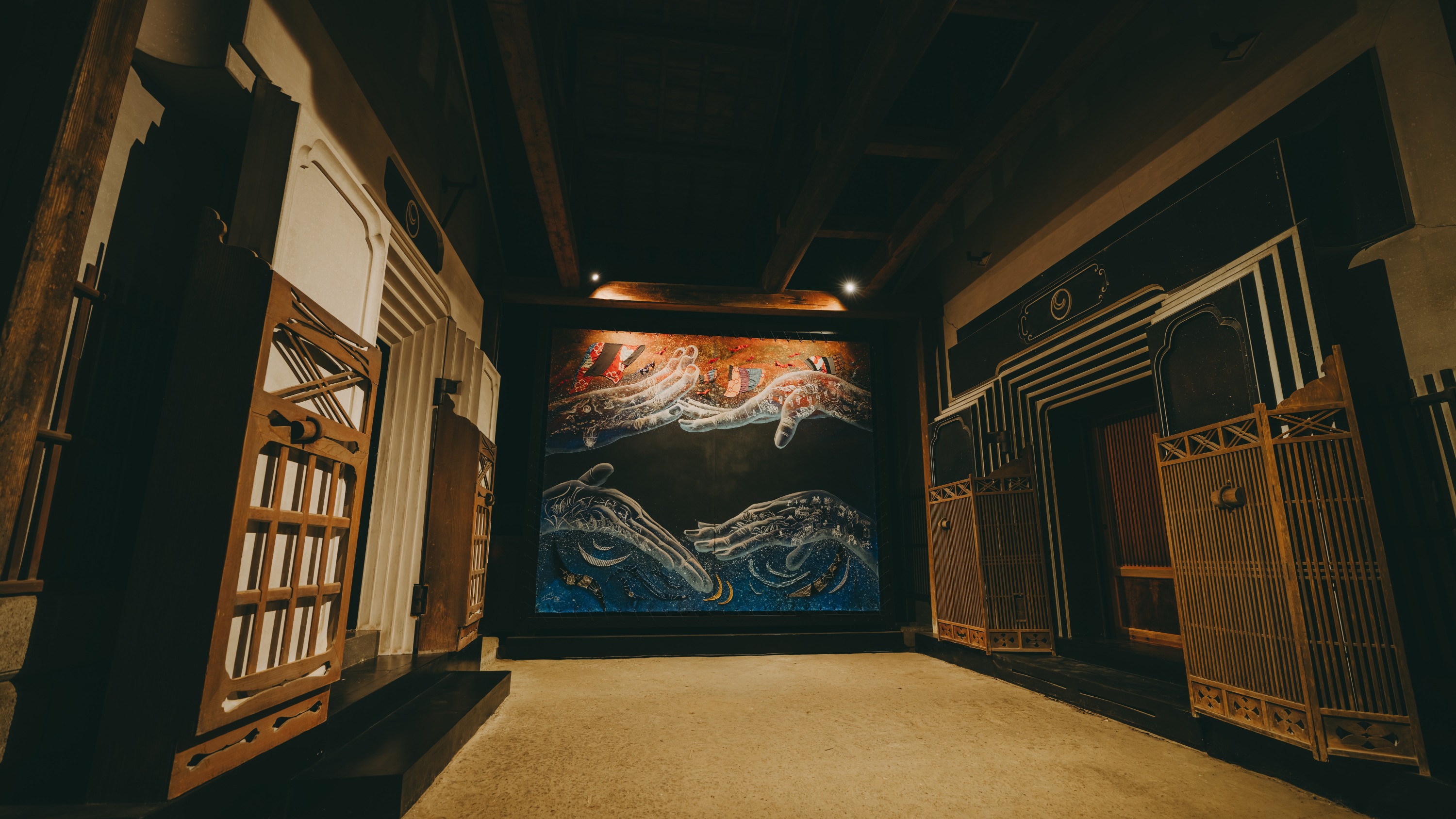 Art｜客室となっている内蔵２棟の間には西馬音内盆踊りをテーマにした永沢碧衣氏の大型アート「廻流」