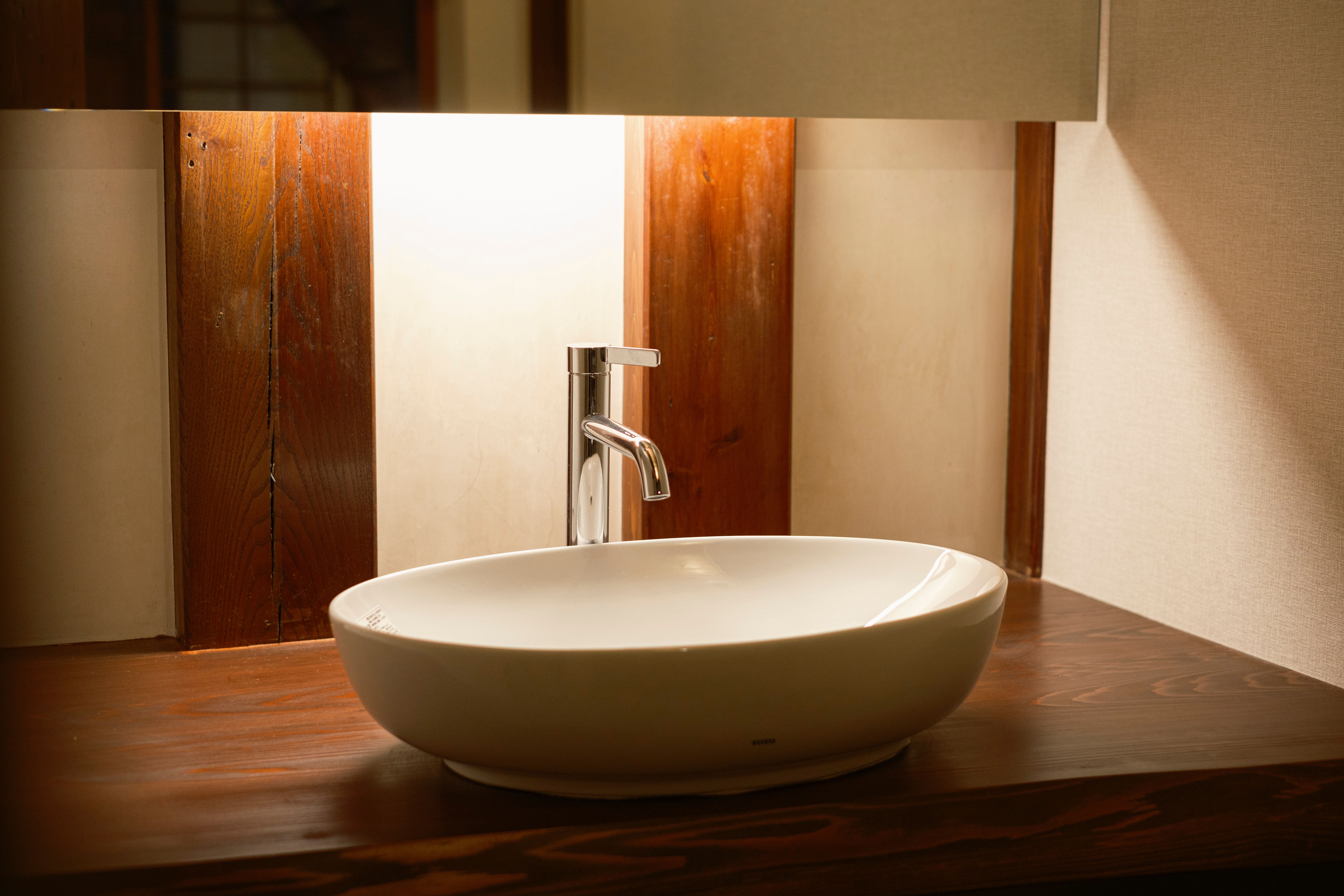 Suite's sanitary｜内蔵の趣を活かし、無垢の秋田杉を使用たメゾネットルームのサニタリー