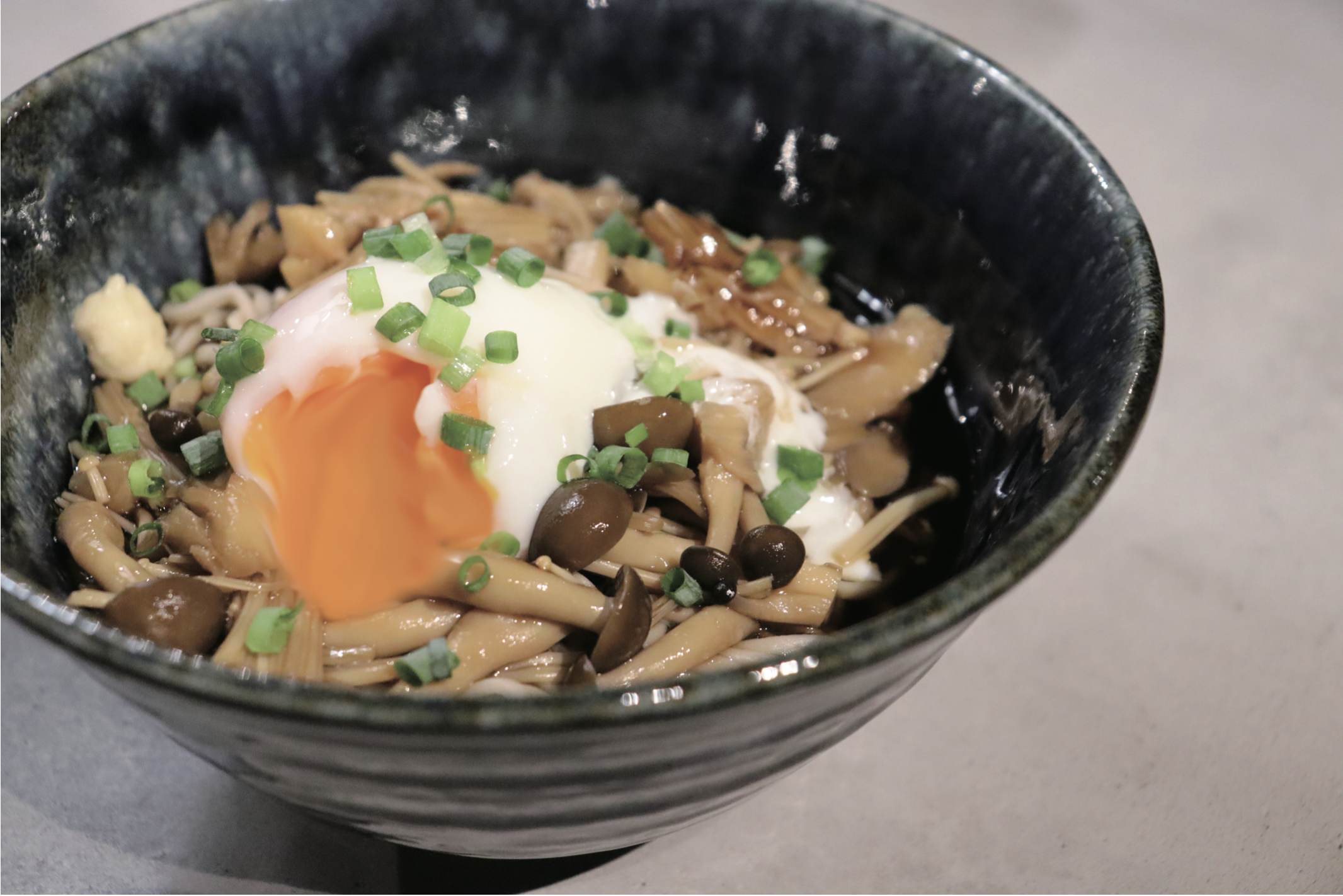 Cafe & Bar｜ラウンジ内カフェ&バーで提供する季節のそば（写真は塩麹きのこのあんかけそば）