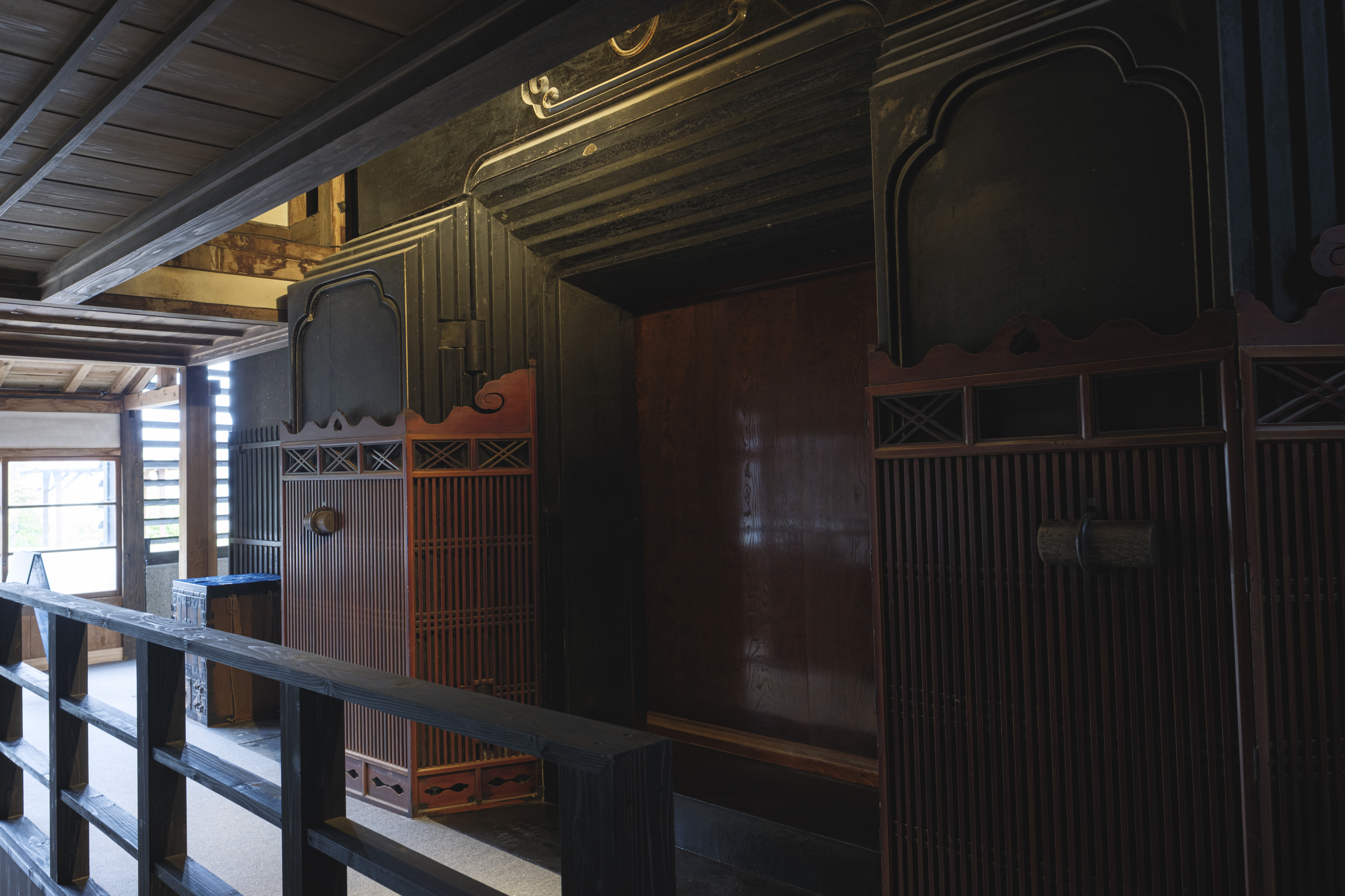 Box room｜蔵の重厚な門扉をそのまま活用した客室エントランス