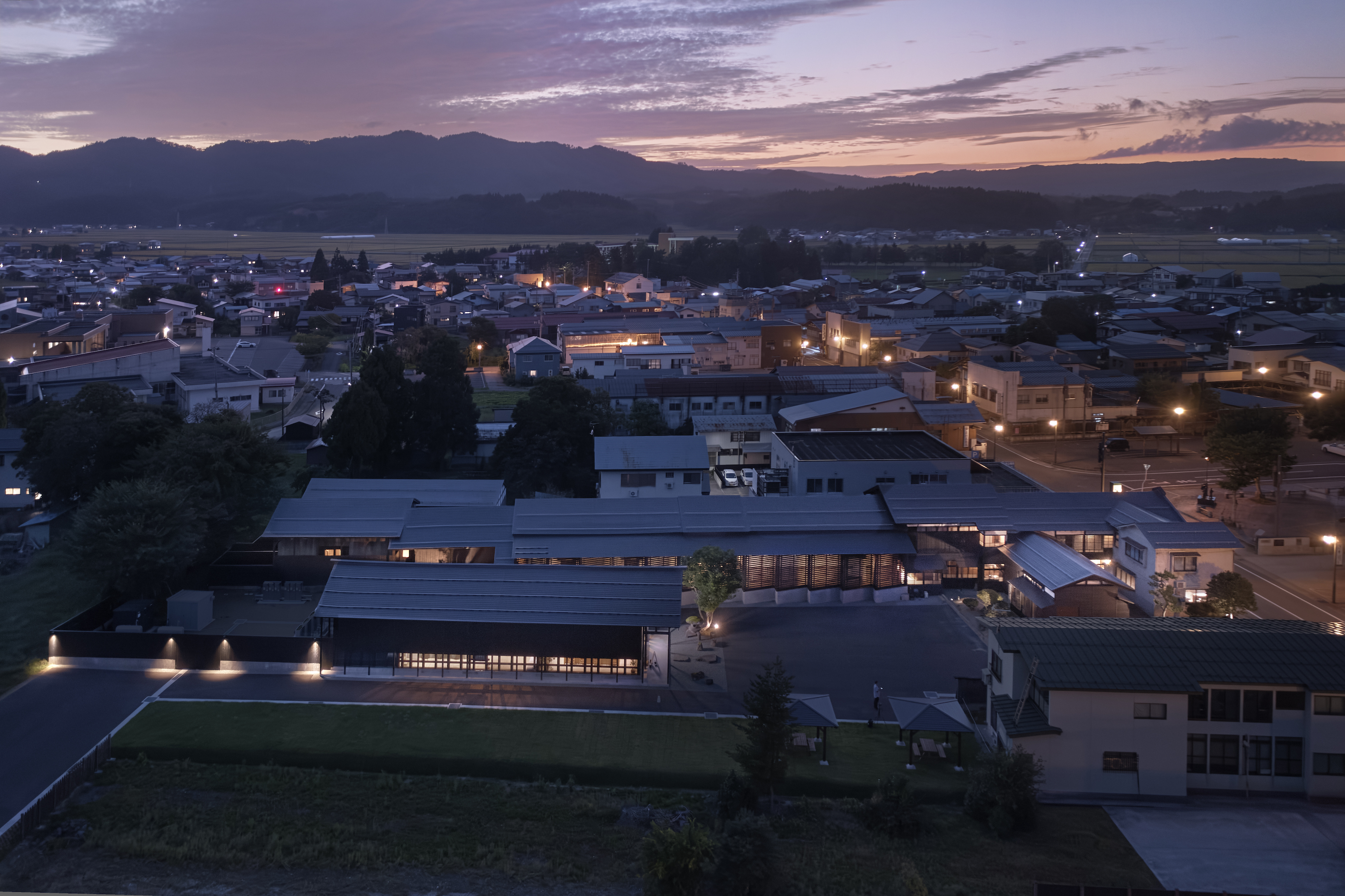 Panorama｜西馬音内の中心地に母屋と蔵4棟が連なる広大な敷地が広がる