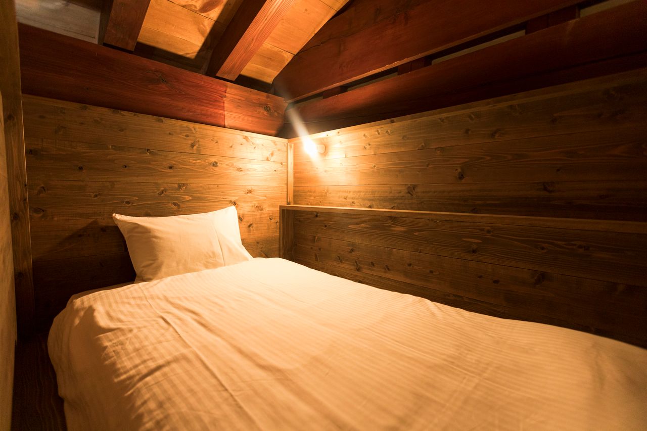 Bank Room｜ダイナミックな梁を望むことができるバンクルーム二段ベッドの上段