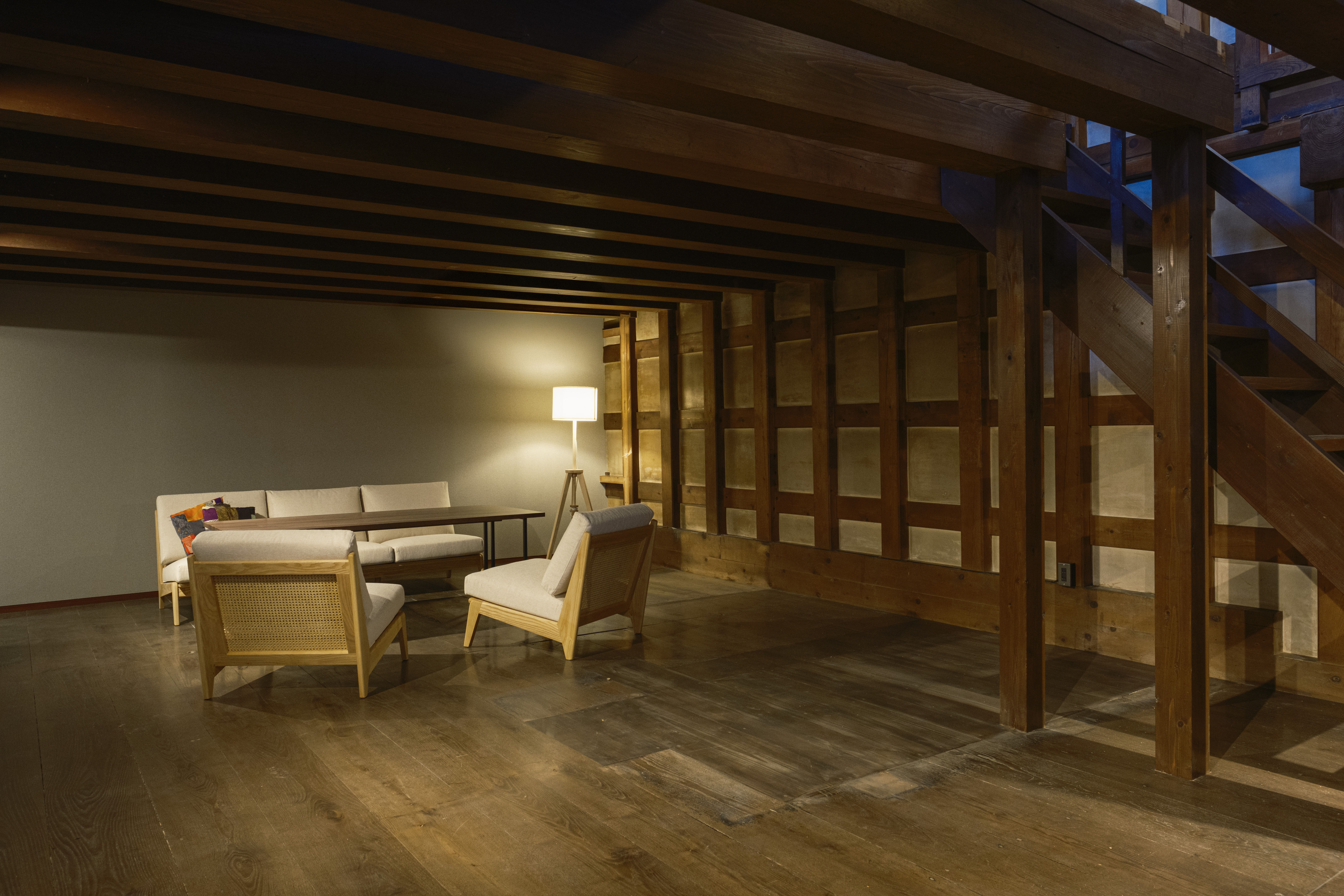 Suite with Hanui｜メゾネットルーム1Fは空間を贅沢に使ったソファダイニング