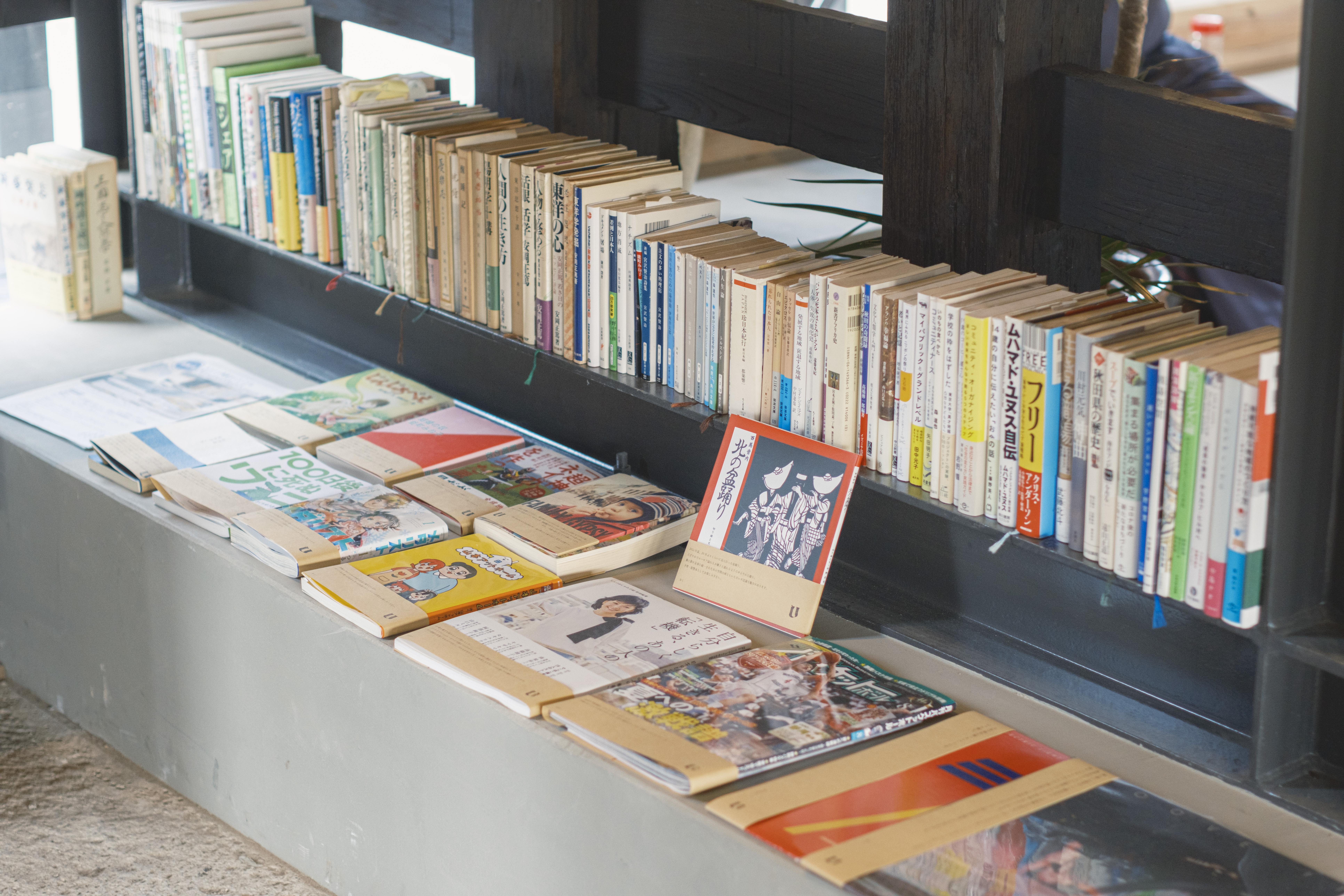 Lounge｜ラウンジには地域の方々とつくるブック＆レコードライブラリを併設