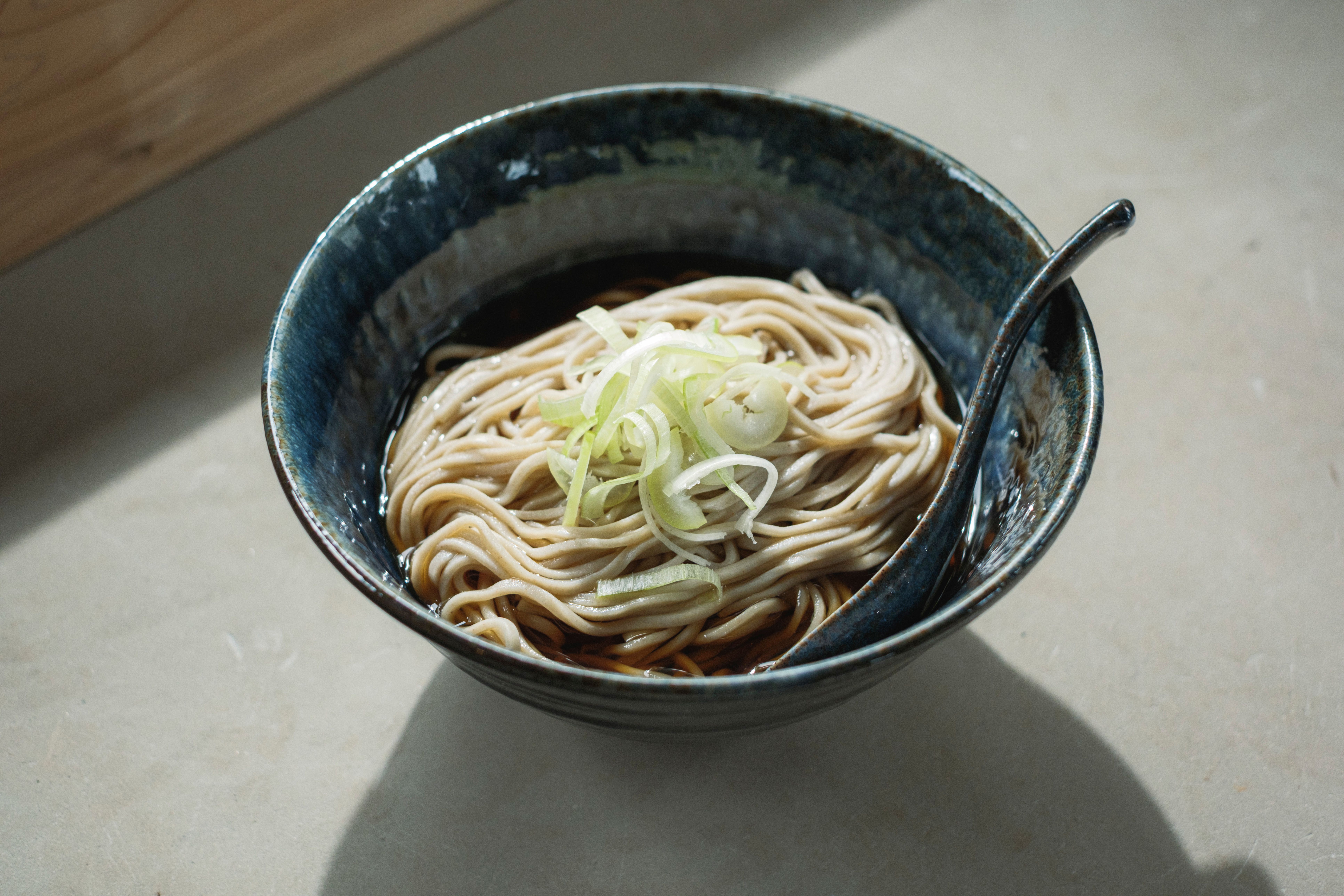 Cafe & Bar｜ラウンジ内カフェ&バーでは「西馬音内そば」もご用意