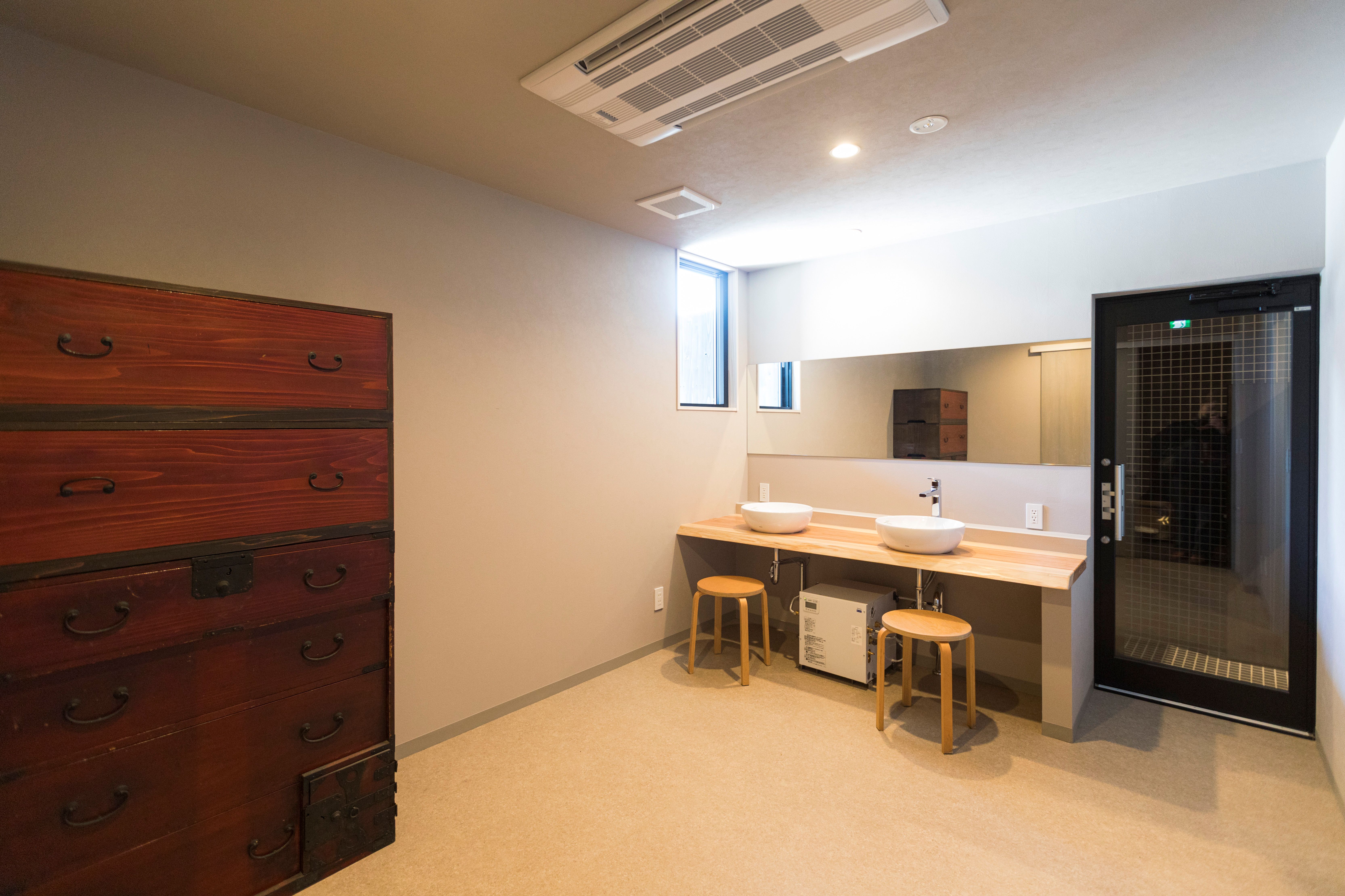 Sauna｜新設のサウナ脱衣所は清潔感のある空間に一段箪笥をアップサイクルしたロッカーも