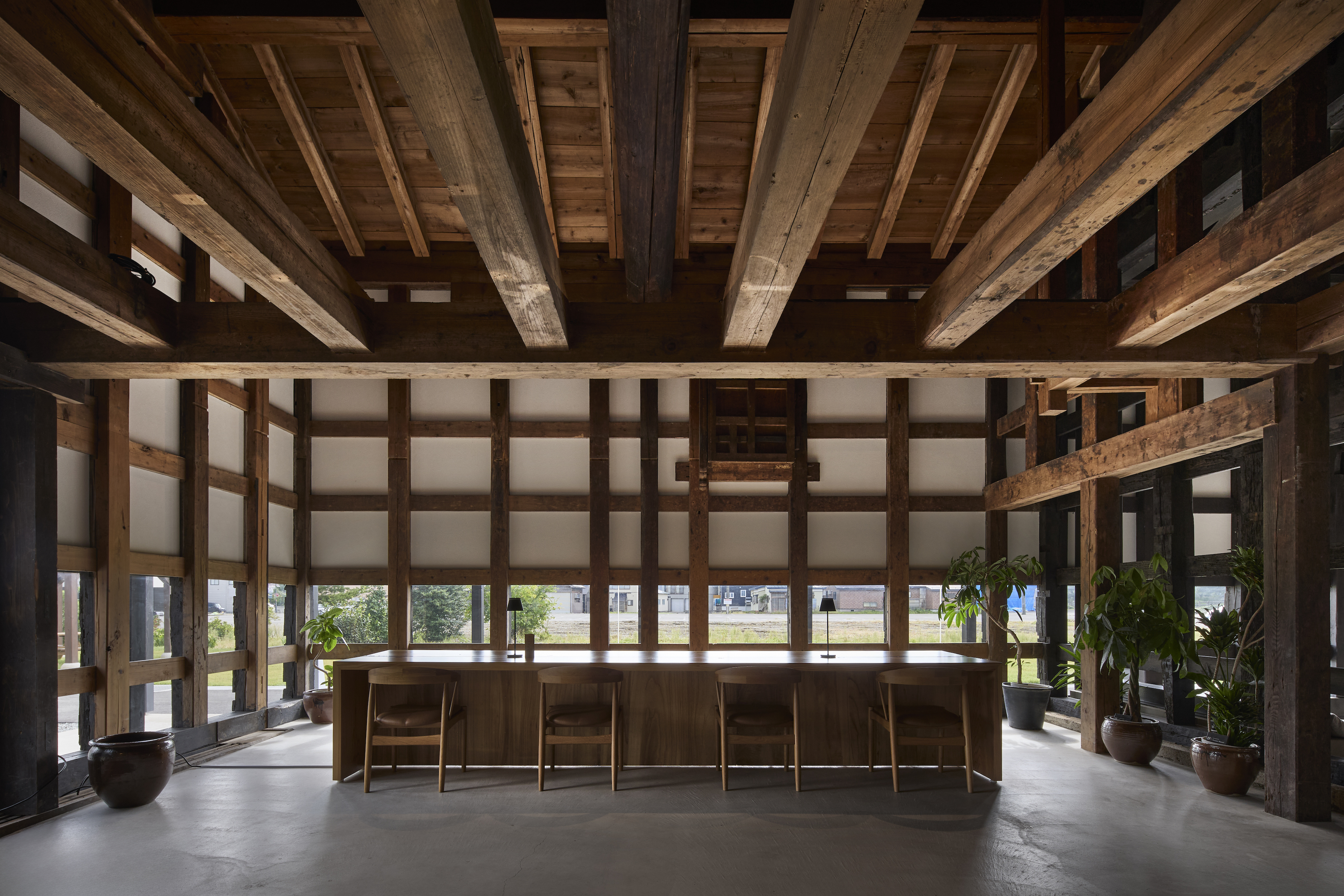 Lounge｜米蔵の柱や梁などはそのままにフロントやカフェ&バー等に改修したラウンジ棟